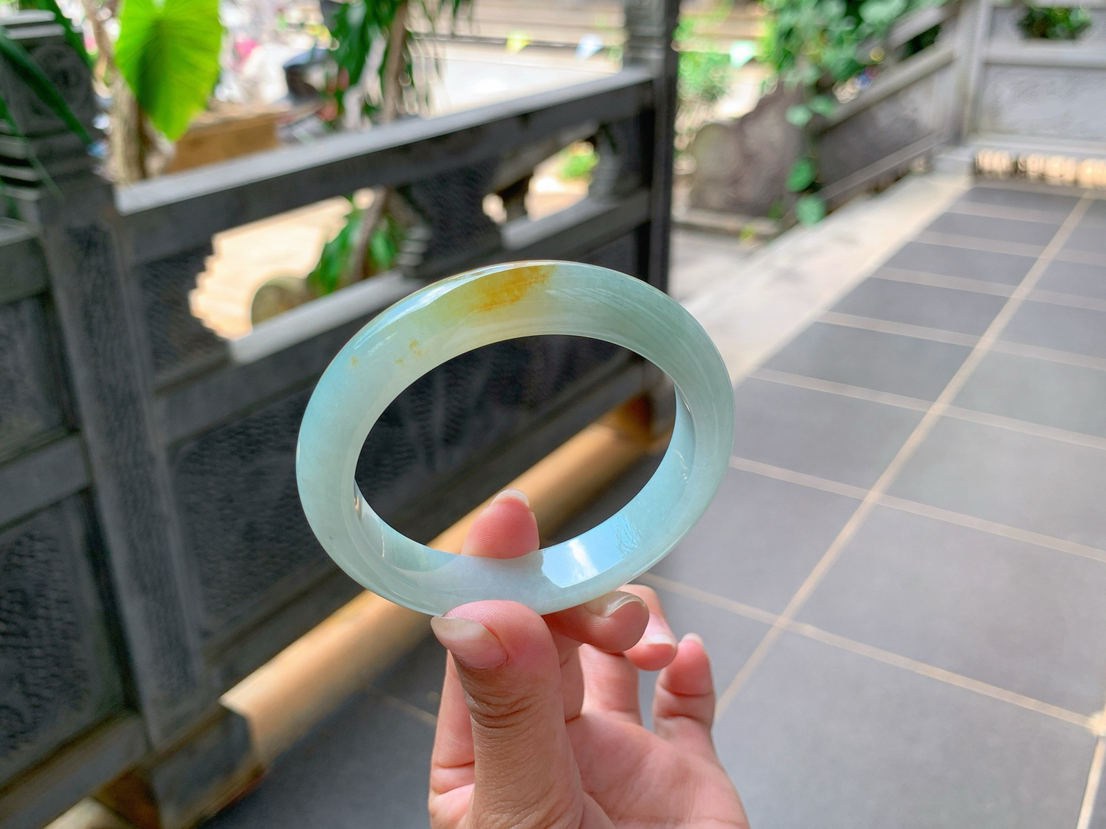 ｜58圈口
冰晴底飘黄翡，色系比较偏古典风格，一抹鸡油黄金灿灿的，