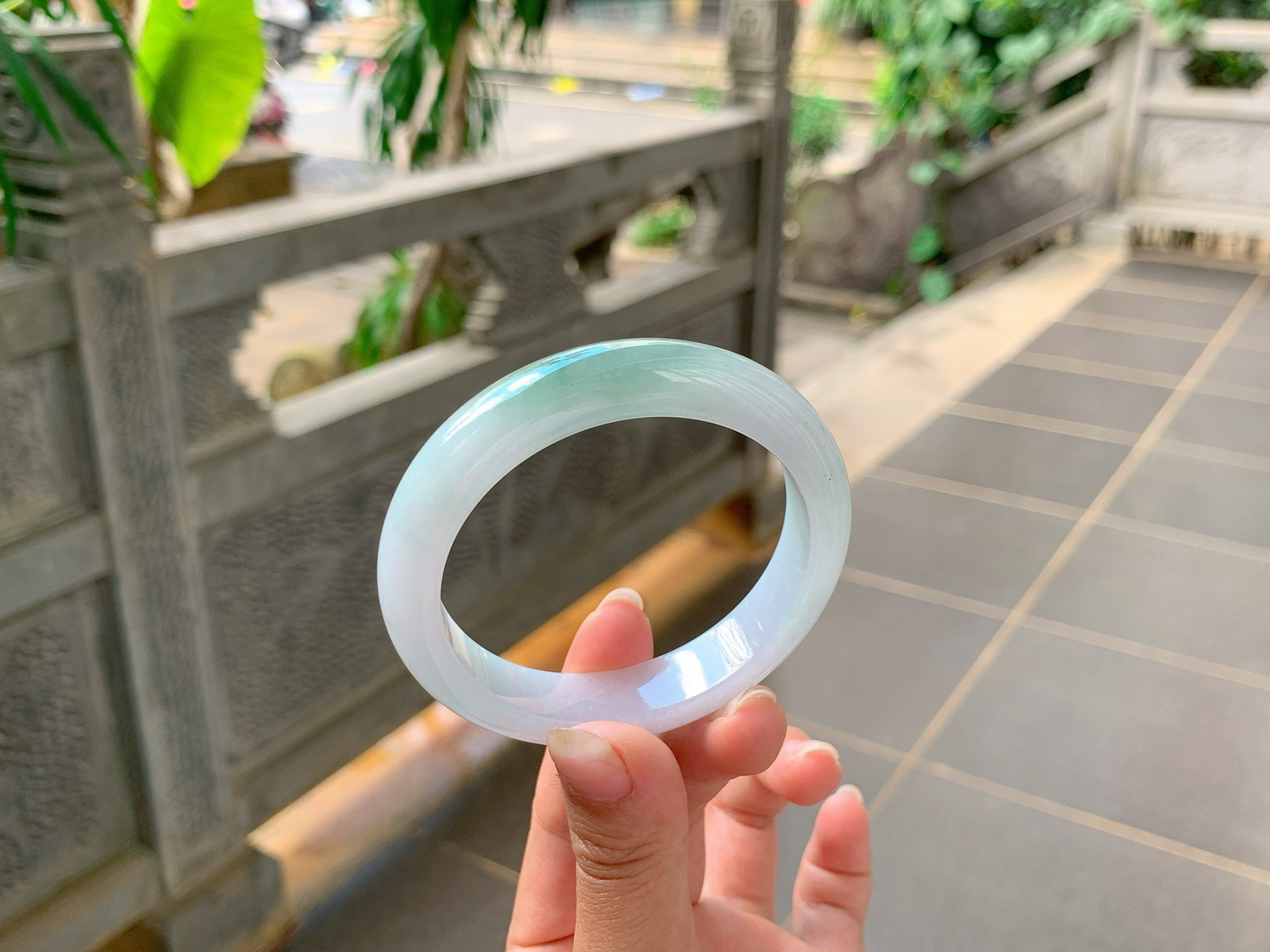 ⭐️｜54圈口
半山半水翡翠手镯，底妆细腻冰润，精润小巧，颜色清雅，带底色，
