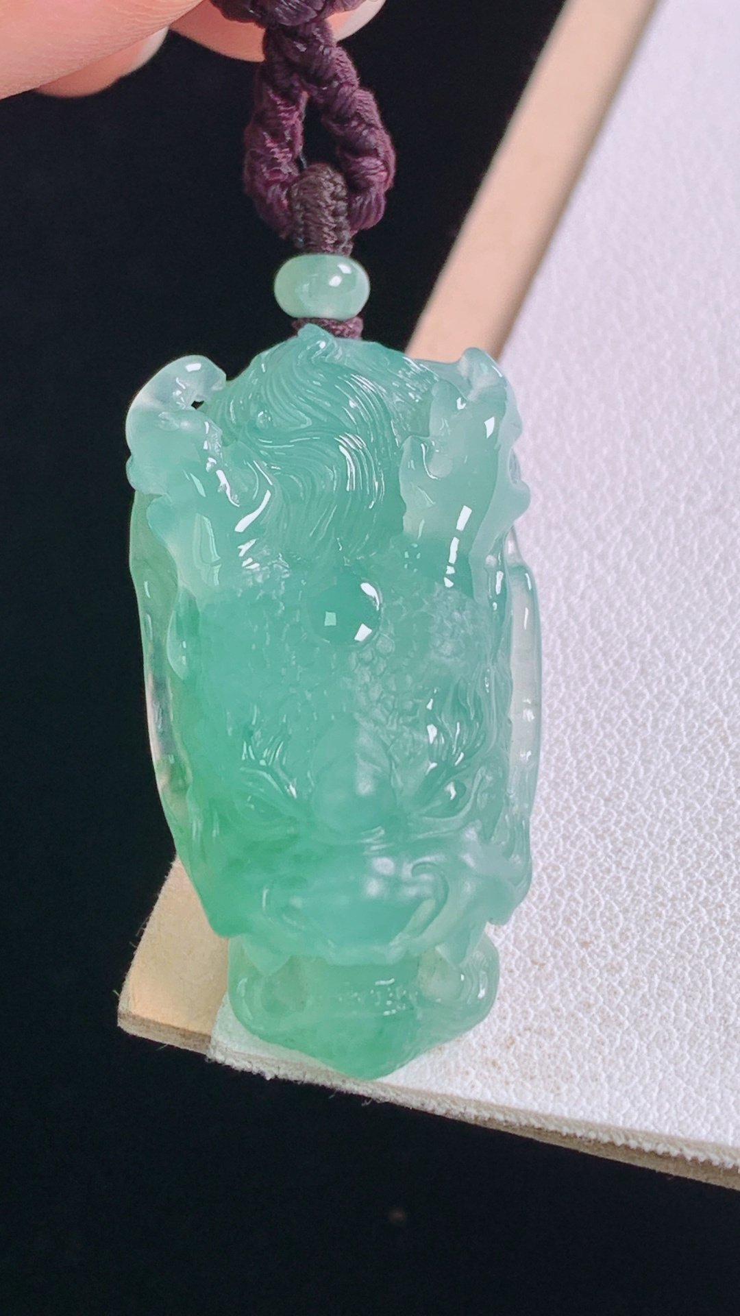 冰蓝龙牌 种色兼备，雕工精细，霸气，无裂 尺寸:36.6-19.6-12.0mm