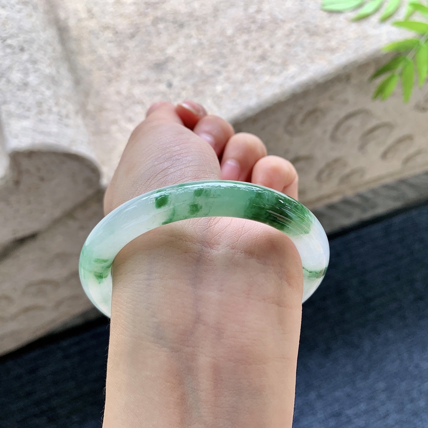 圆条55 56【圈口】56/8.9/9.2【编码】B2083104【描述】糯冰飘绿花，水润，种老，细腻，打灯有纹线