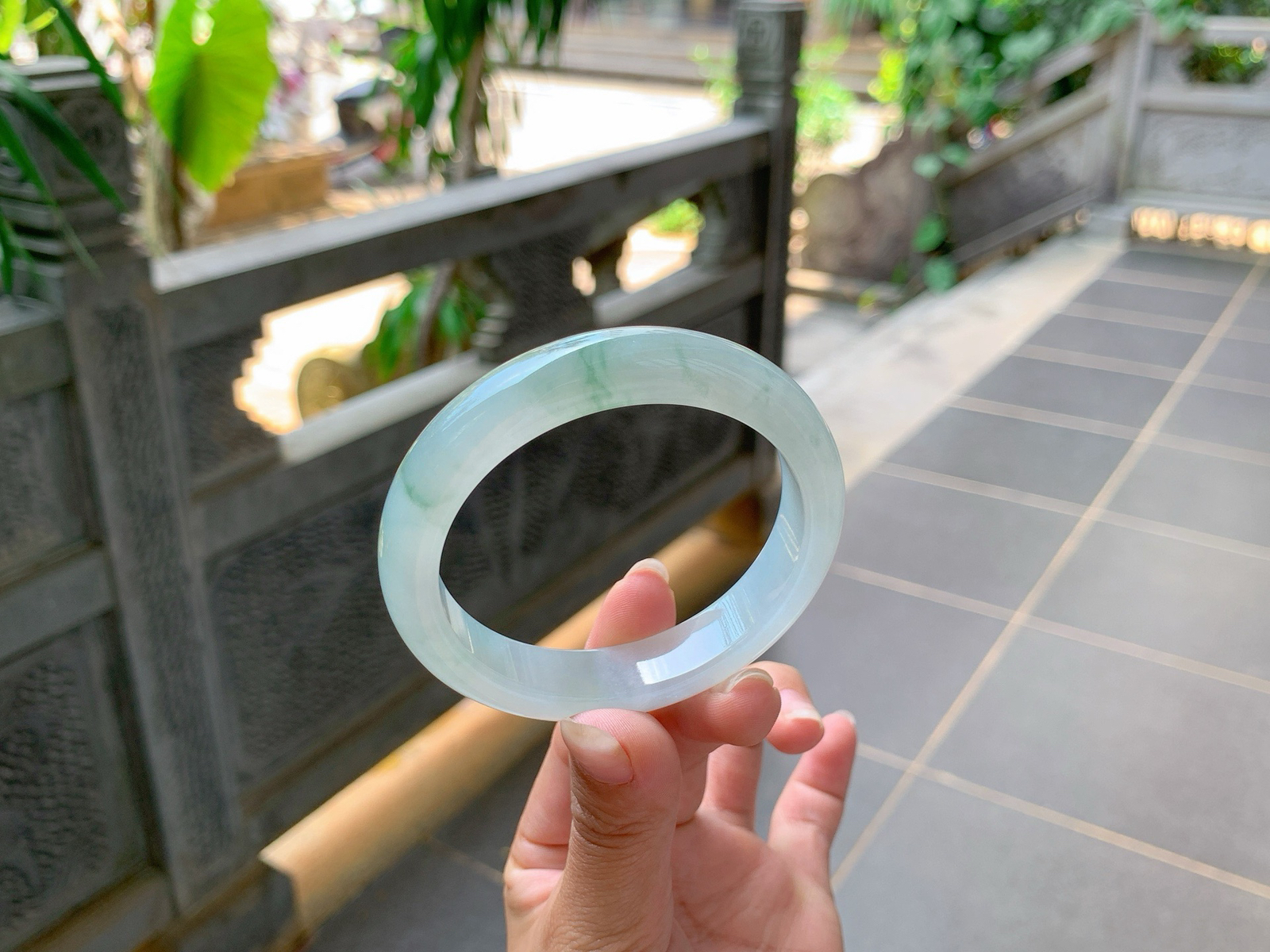 ｜56圈口
冰飘花翡翠手镯，飘绿丝丝花，轻盈飘逸胶润透体，清清甜甜的，