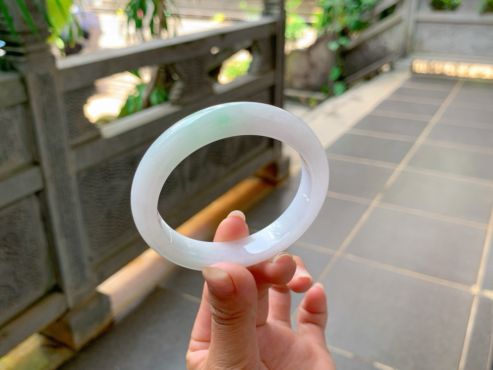 🪩｜55圈口
白底，飘金丝绿花，增添了一份灵气，端庄秀丽，