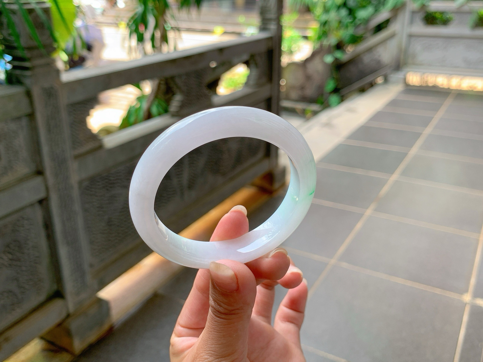 🪩｜55圈口
白底，飘金丝绿花，增添了一份灵气，端庄秀丽，