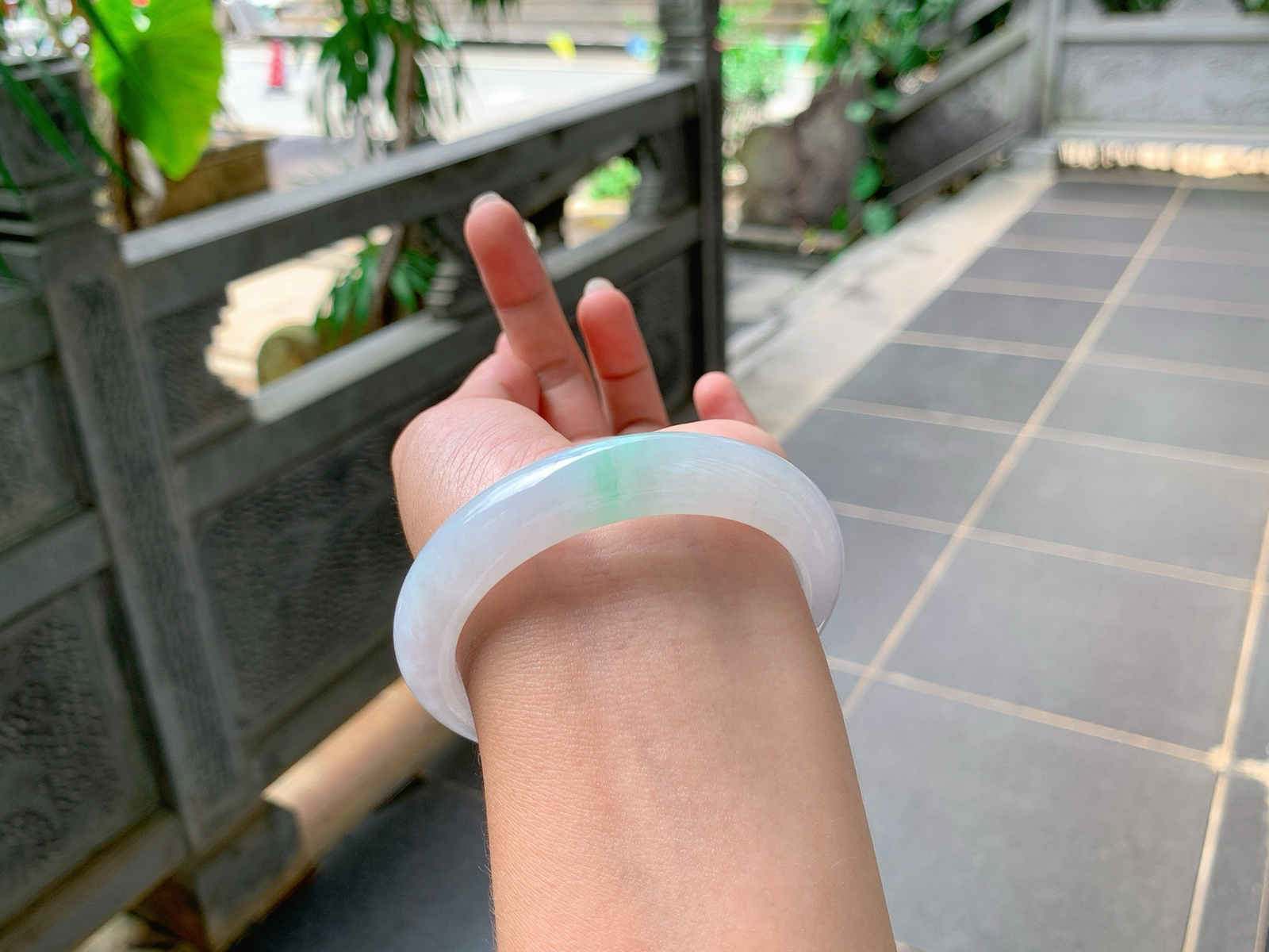 ｜56圈口
白冰，飘金丝绿，一抹绿如丝竹，笔直挺立，独出风采