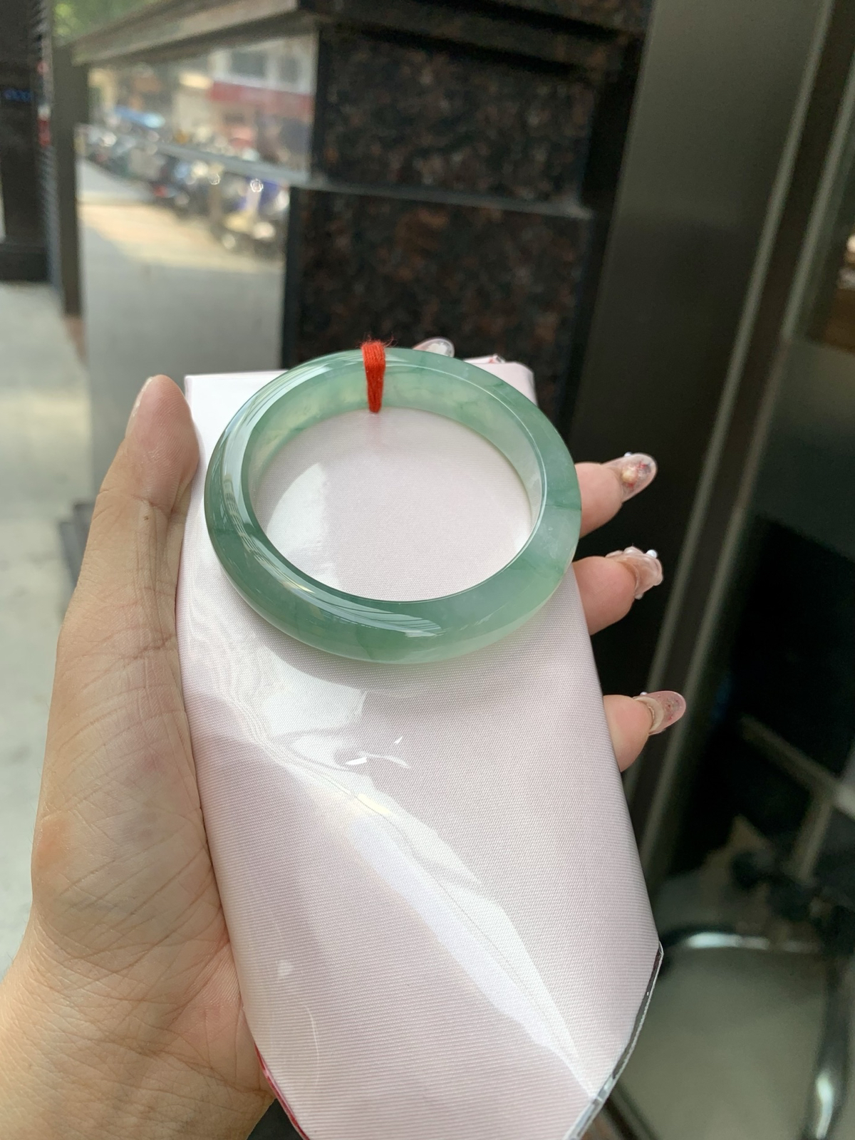 晴底飘花正圈
53.1-8.3-11.7底妆冰润，晴底飘花，独特且直观的美，它的冰透细腻质地，成就了两种风格融合下最原始神秘气质～