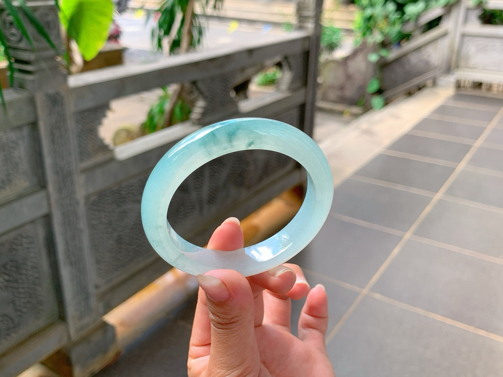 ｜56圈口
冰飘花翡翠手镯，飘水墨画，水润透亮，诗情画意的美感满满的，