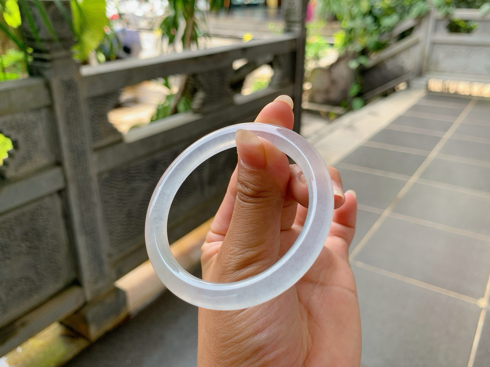 ️｜50圈口
白月光，冰冰镯，条粗:6.8，像冰块一样，很衬这个季节，戴在腕间仿佛都怕它化了