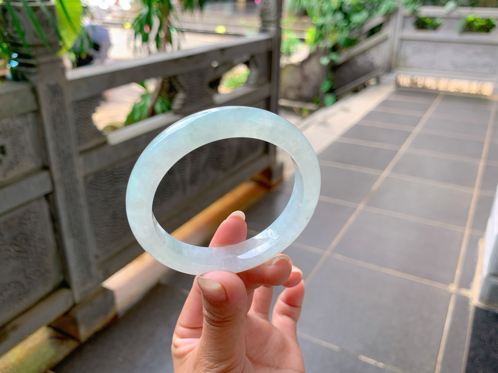 ｜57圈口
冰晴底，淡淡的底色，清新冰润，水头特别的足，拍不出它的美，