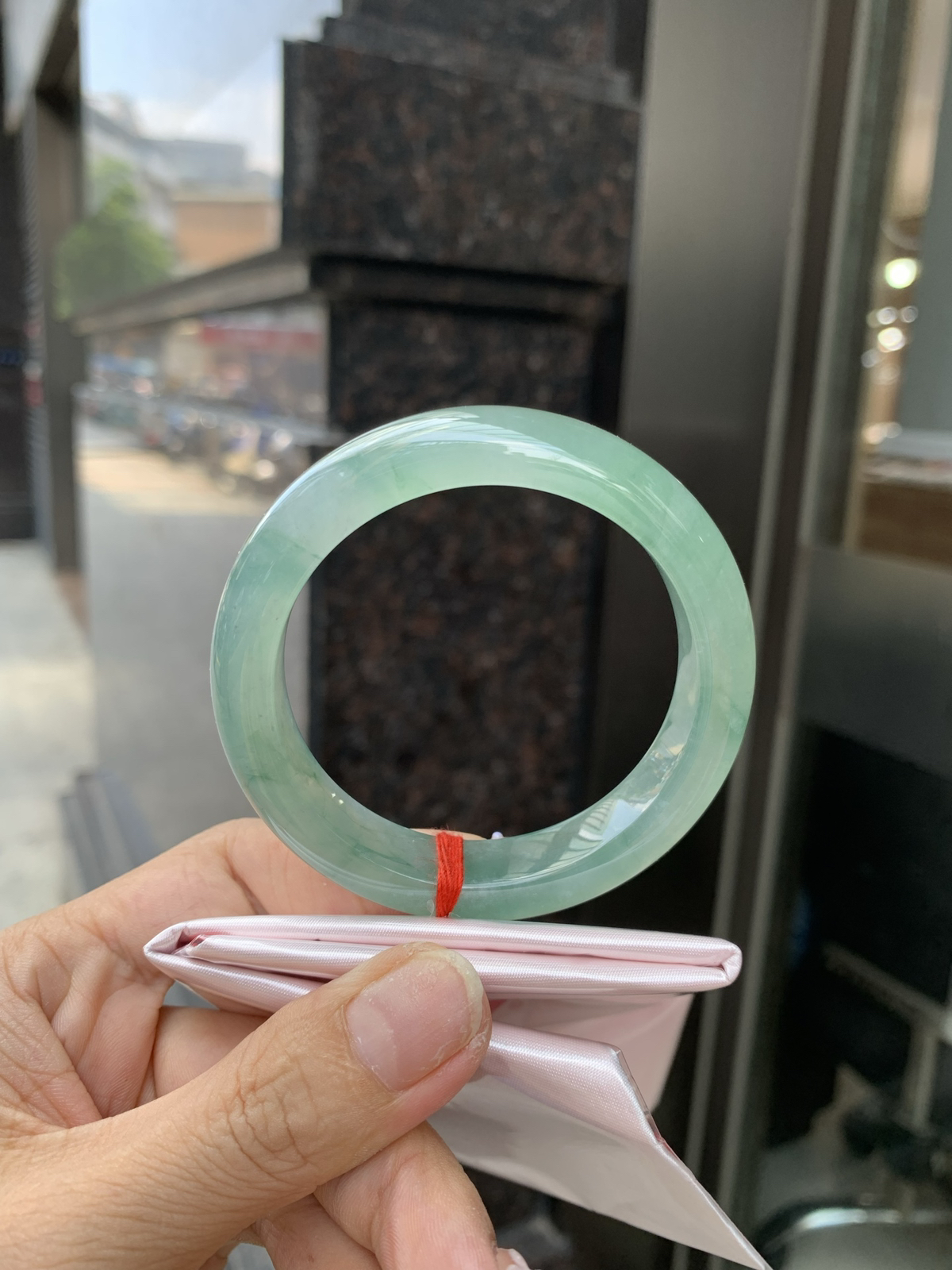 晴底飘花正圈
53.1-8.3-11.7底妆冰润，晴底飘花，独特且直观的美，它的冰透细腻质地，成就了