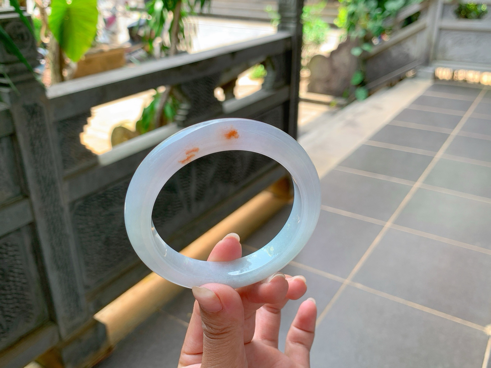｜60圈口
冰飘黄翡，两抹枫叶红格外的吸睛，淡淡的底色，美的像一幅画，