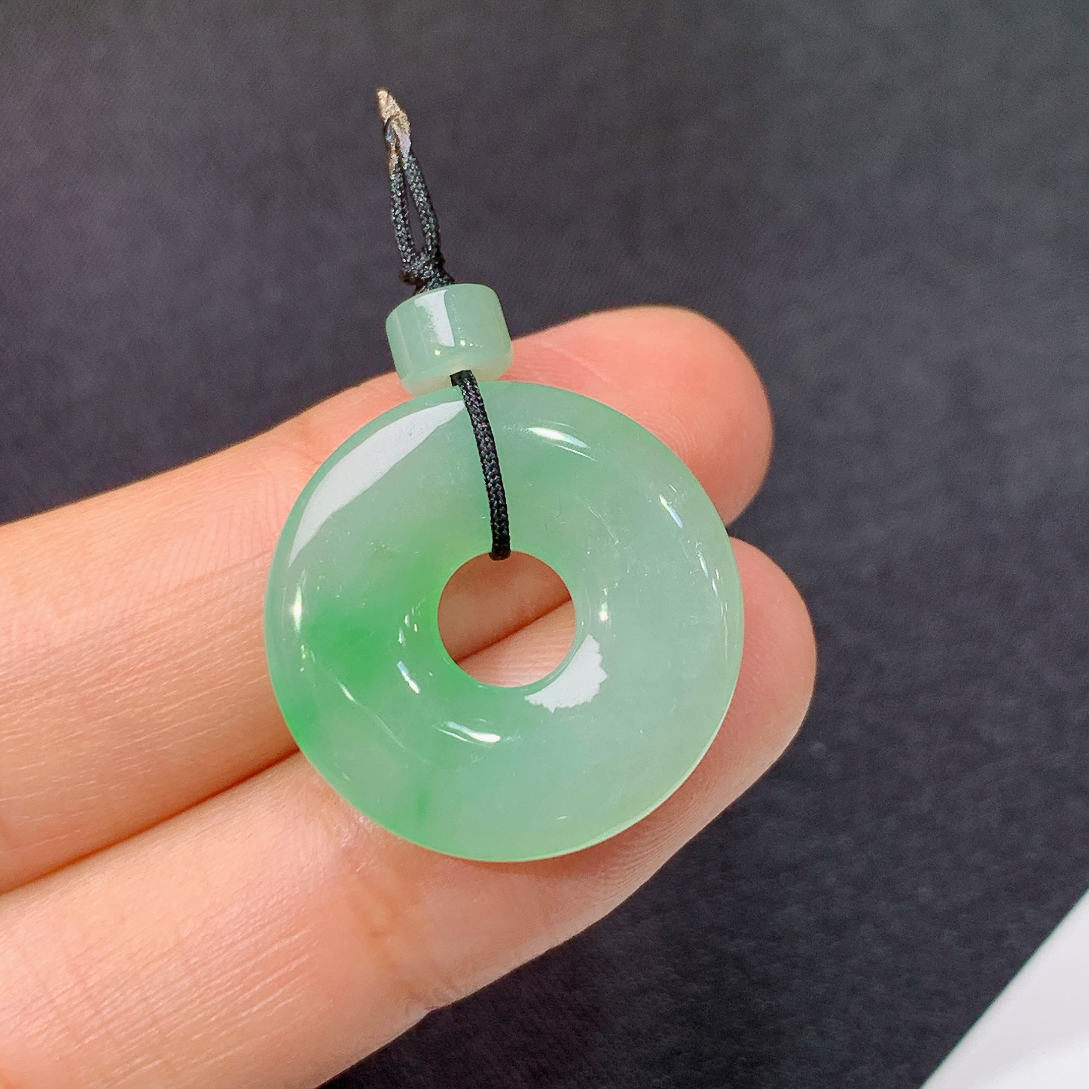 冰飘绿甜甜圈，镶嵌佳品，冰润细腻，种水足，001整体尺寸20.8*3.3