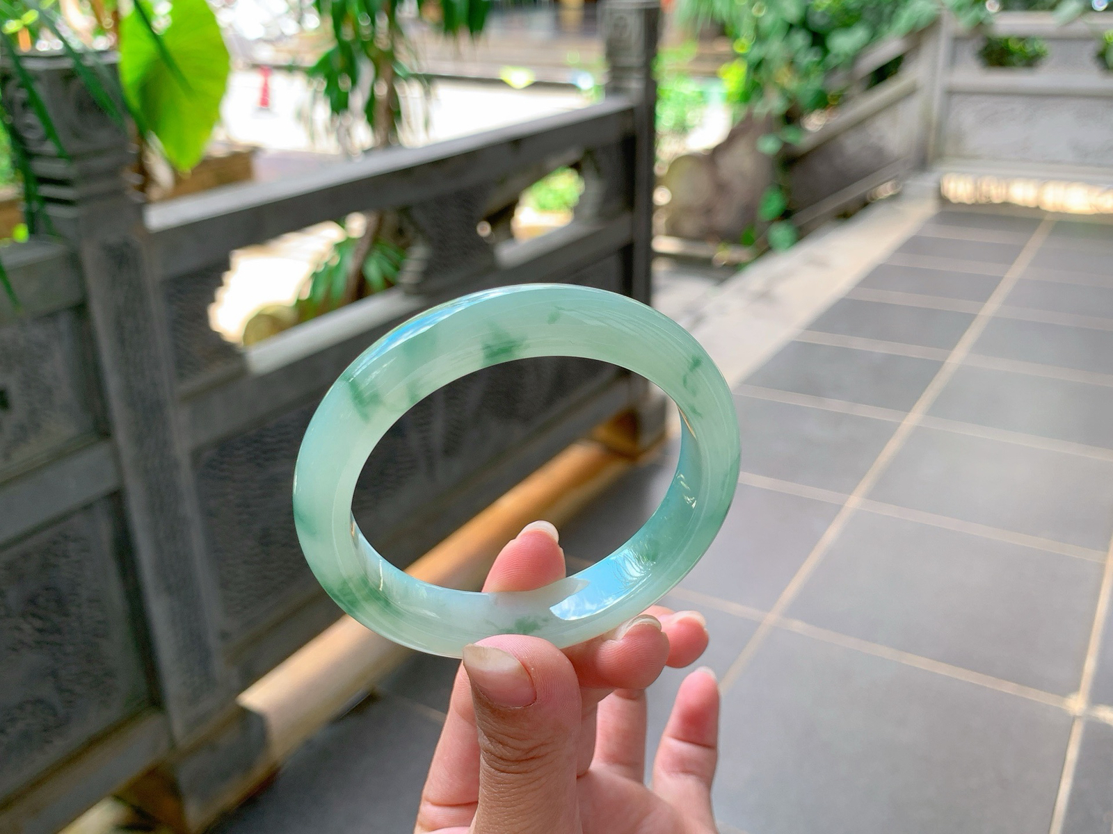 ｜56圈口
冰飘花翡翠手镯，飘绿花，花色散落飘逸灵动清新，整体冰冰润润的，