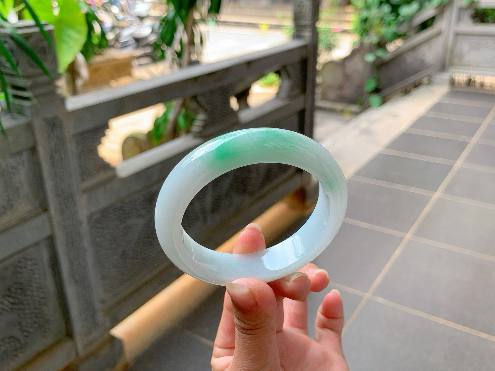 ｜57圈口
白底青，飘阳绿花，花朵大气清新，低调不张扬，整体温润细腻