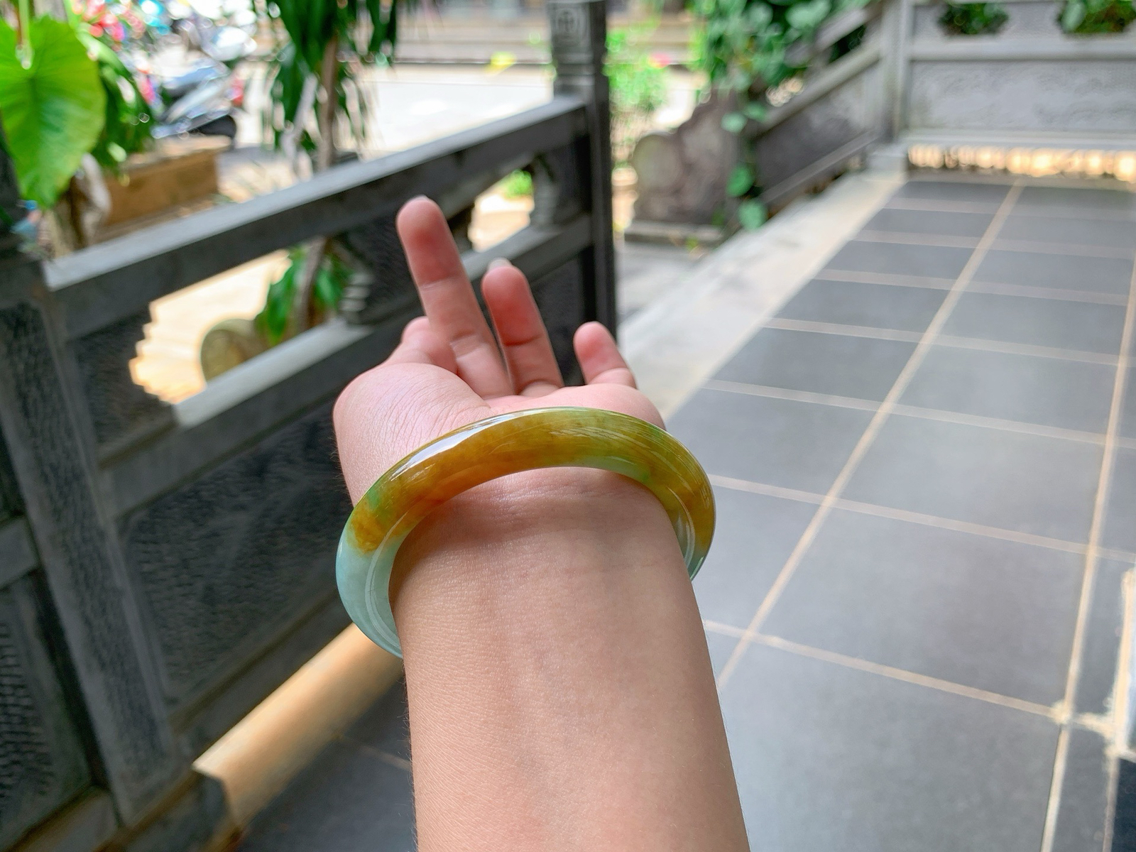 ️｜53圈口
冰黄翡福镯，条粗:10.4，黄中飘点绿，特别的有特色，福气满满的