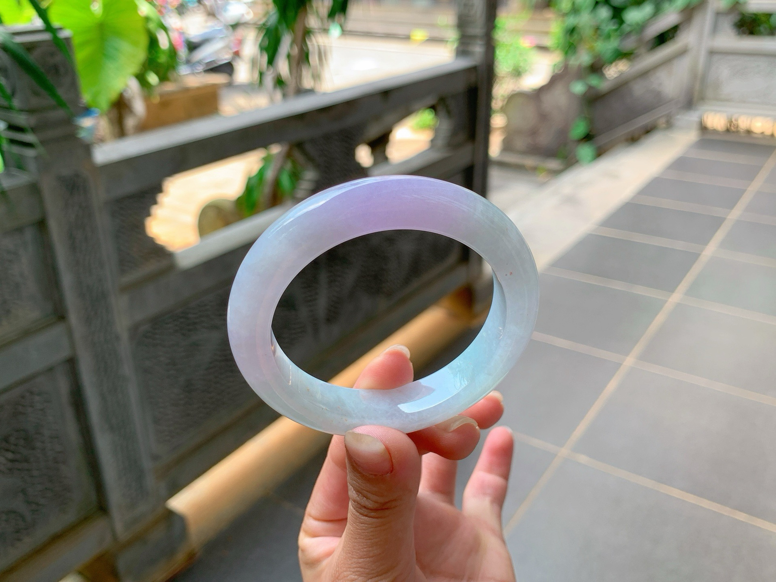｜55圈口
冰粉春，颜色粉粉的特别的仙女，交杂着一点青绿色，非常有青春洋溢的感觉，有点纹不影响佩戴，