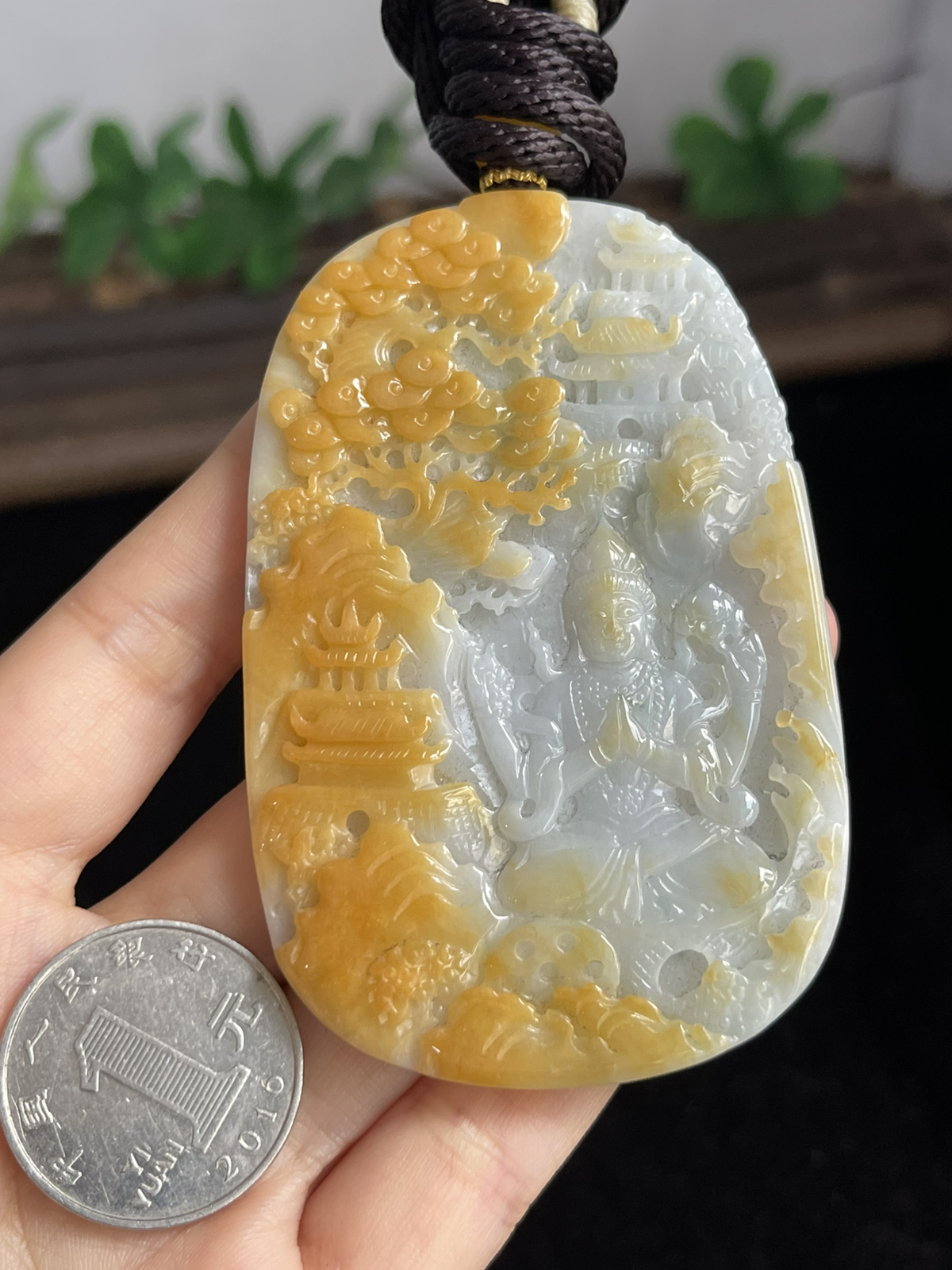 翡翠吊坠，配珠未测,褐黄色颜色成因未定