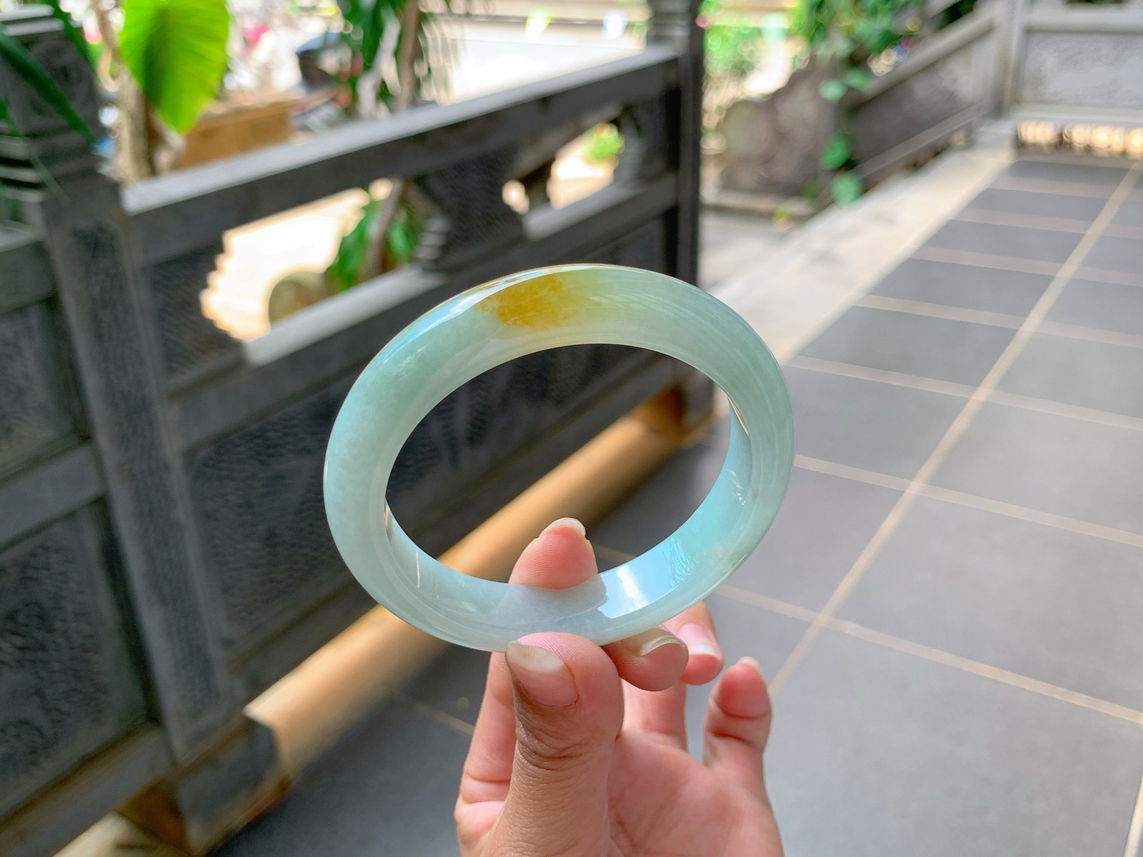 ｜58圈口
冰晴底飘黄翡，色系比较偏古典风格，一抹鸡油黄金灿灿的，