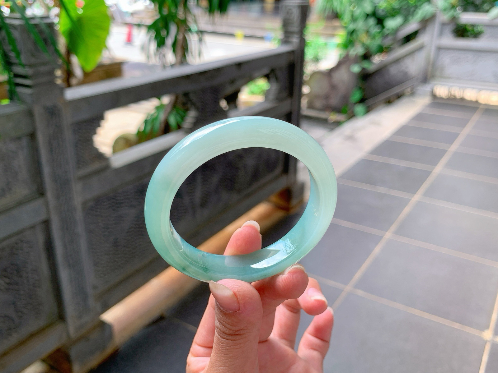 ｜54圈口
半山半水翡翠手镯，飘墨绿花，整体冰胶一体细腻柔和，清雅大方，