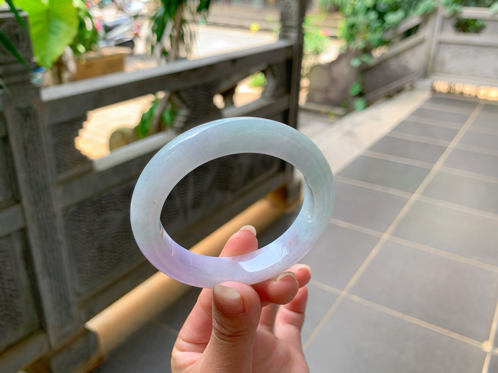 ｜55圈口
冰粉春，颜色粉粉的特别的仙女，交杂着一点青绿色，非常有青春洋溢的感觉，有点纹不影响佩戴，