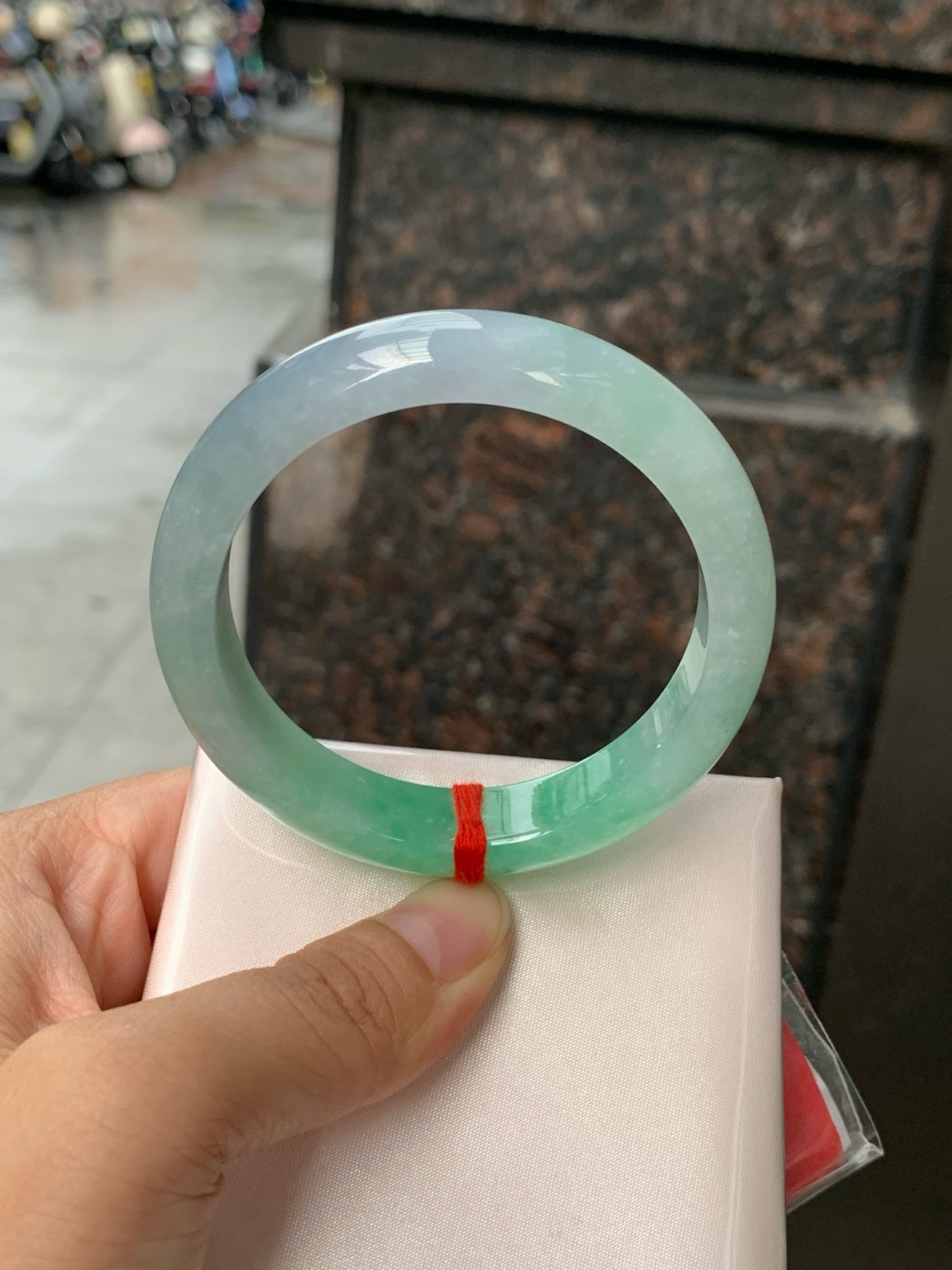 春彩正圈
54-12.2-7.8
0608-N934
打灯棉纹，一镯藏青色，紫柔翠轻扬，底子水润柔和，质感温润不挑肤。淡紫衬温婉，飘绿添灵气，不张扬的配色，自带温婉氛围感。