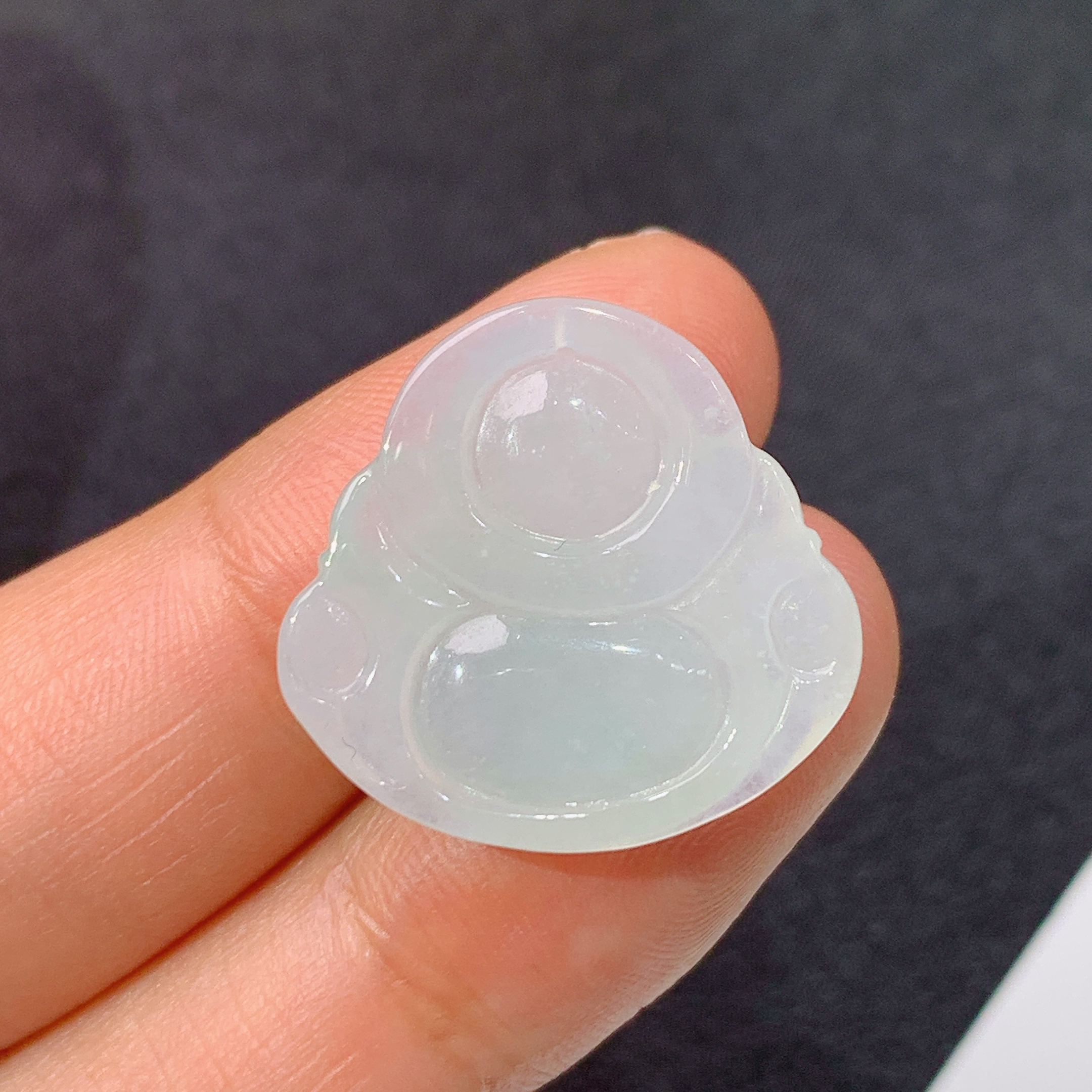 冰飘绿笑佛，冰润细腻，品相好，种水足，001整体尺寸20.2*21.2*4.7