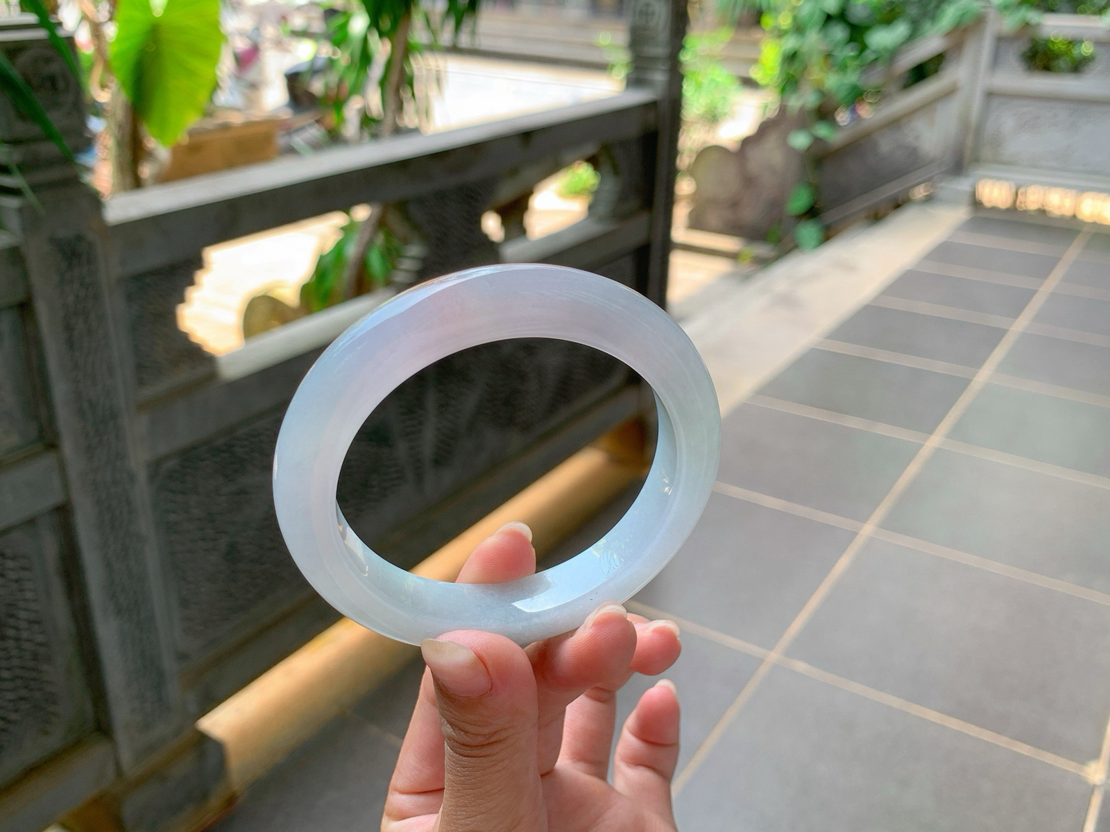 ｜60圈口
冰飘黄翡，两抹枫叶红格外的吸睛，淡淡的底色，美的像一幅画，