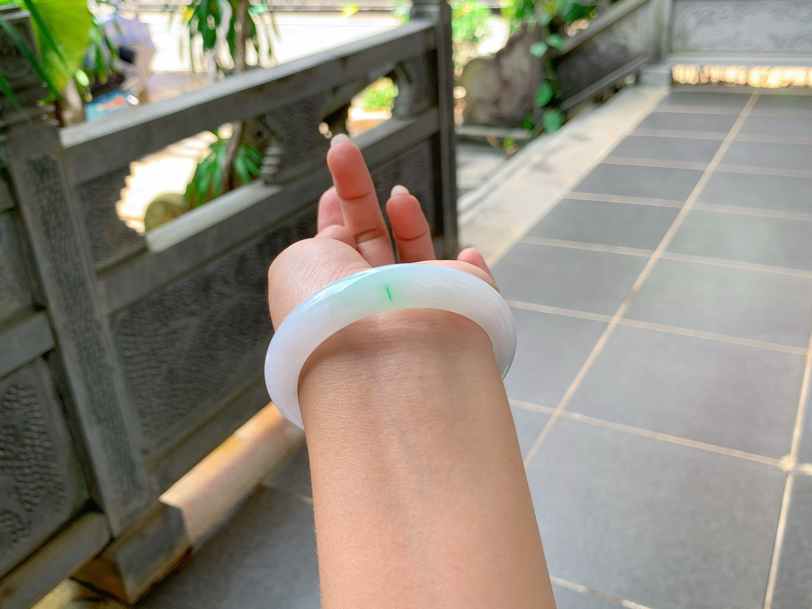 🪩｜55圈口
白底，飘金丝绿花，增添了一份灵气，端庄秀丽，