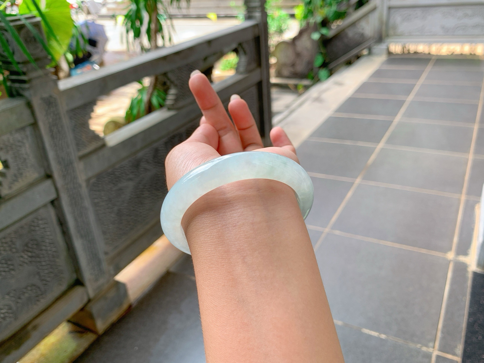 ｜57圈口
冰晴底，淡淡的底色，清新冰润，水头特别的足，拍不出它的美，