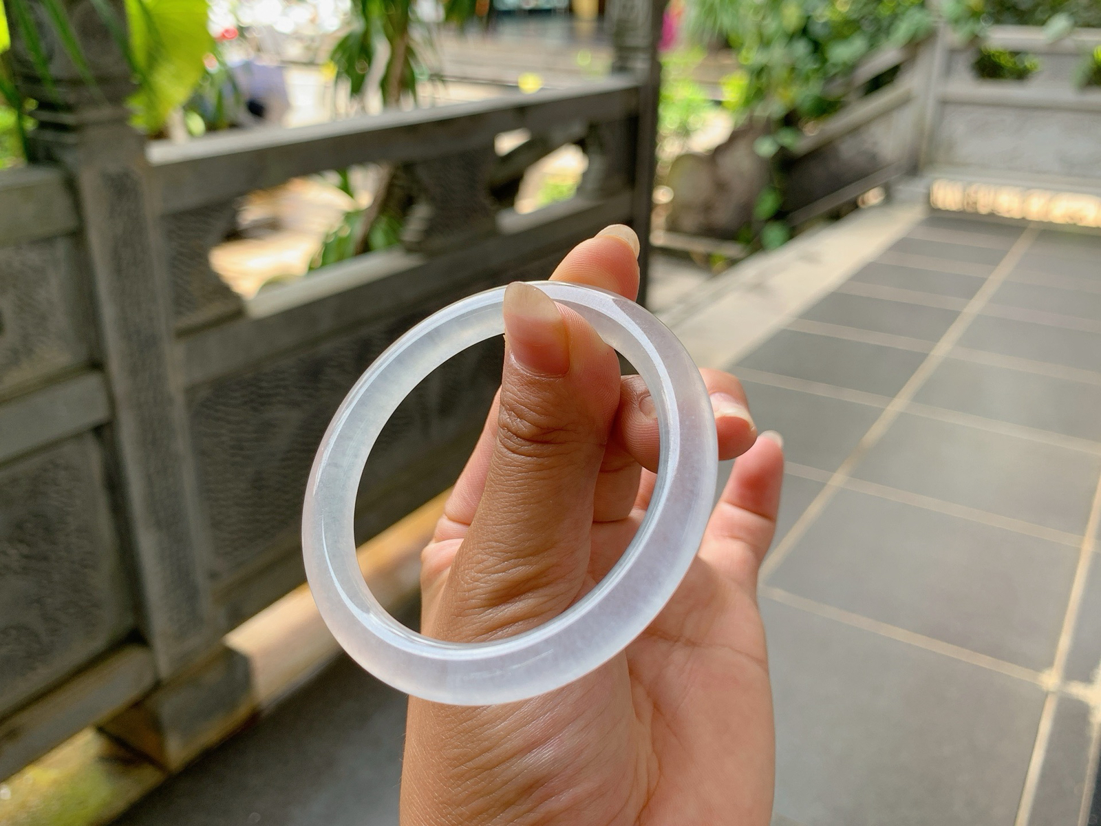 ️｜50圈口
白月光，冰冰镯，条粗:6.8，像冰块一样，很衬这个季节，戴在腕间仿佛都怕它化了