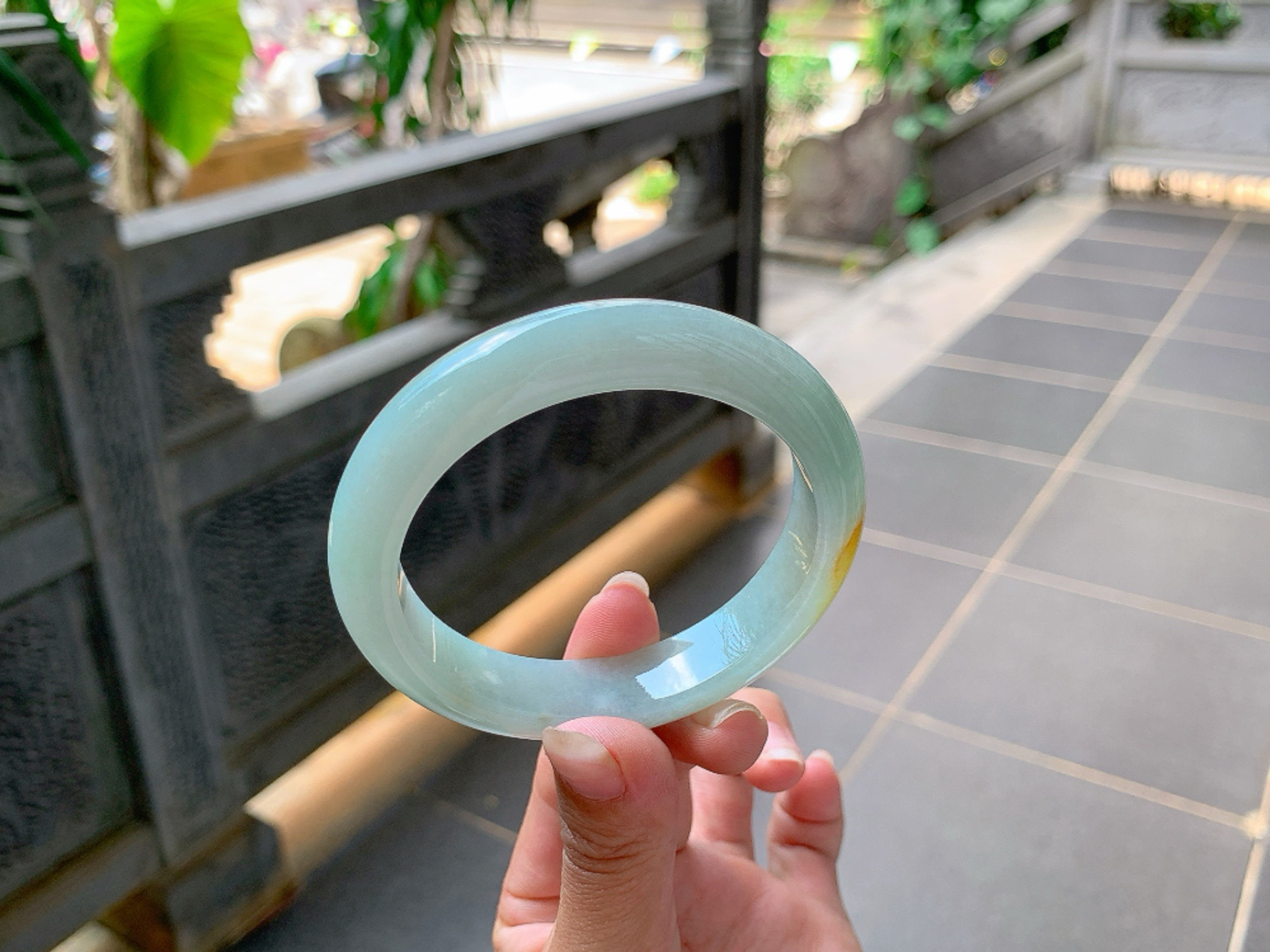 ｜58圈口
冰晴底飘黄翡，色系比较偏古典风格，一抹鸡油黄金灿灿的，