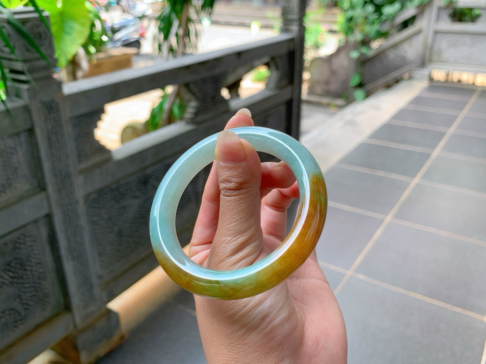 ️｜53圈口
冰黄翡福镯，条粗:10.4，黄中飘点绿，特别的有特色，福气满满的