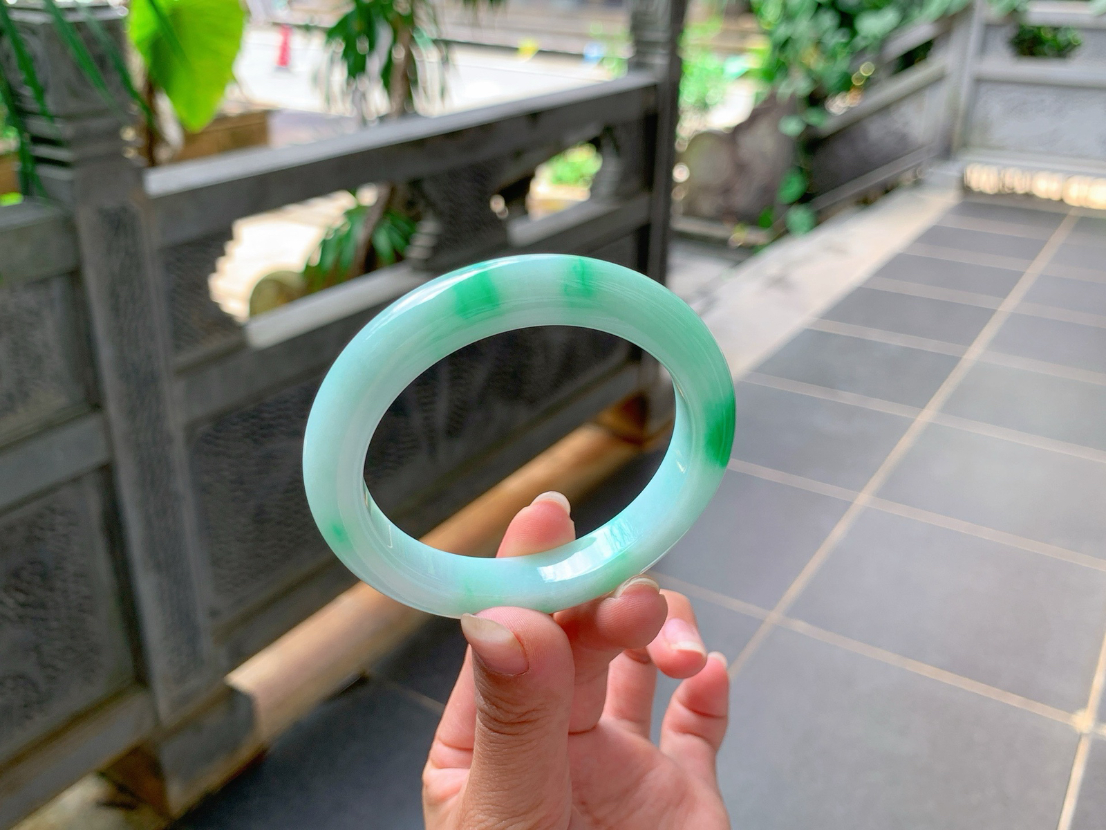 ｜55圈口
白底青，飘阳绿花，抢眼大气，底妆细腻光滑，富贵感满满，
