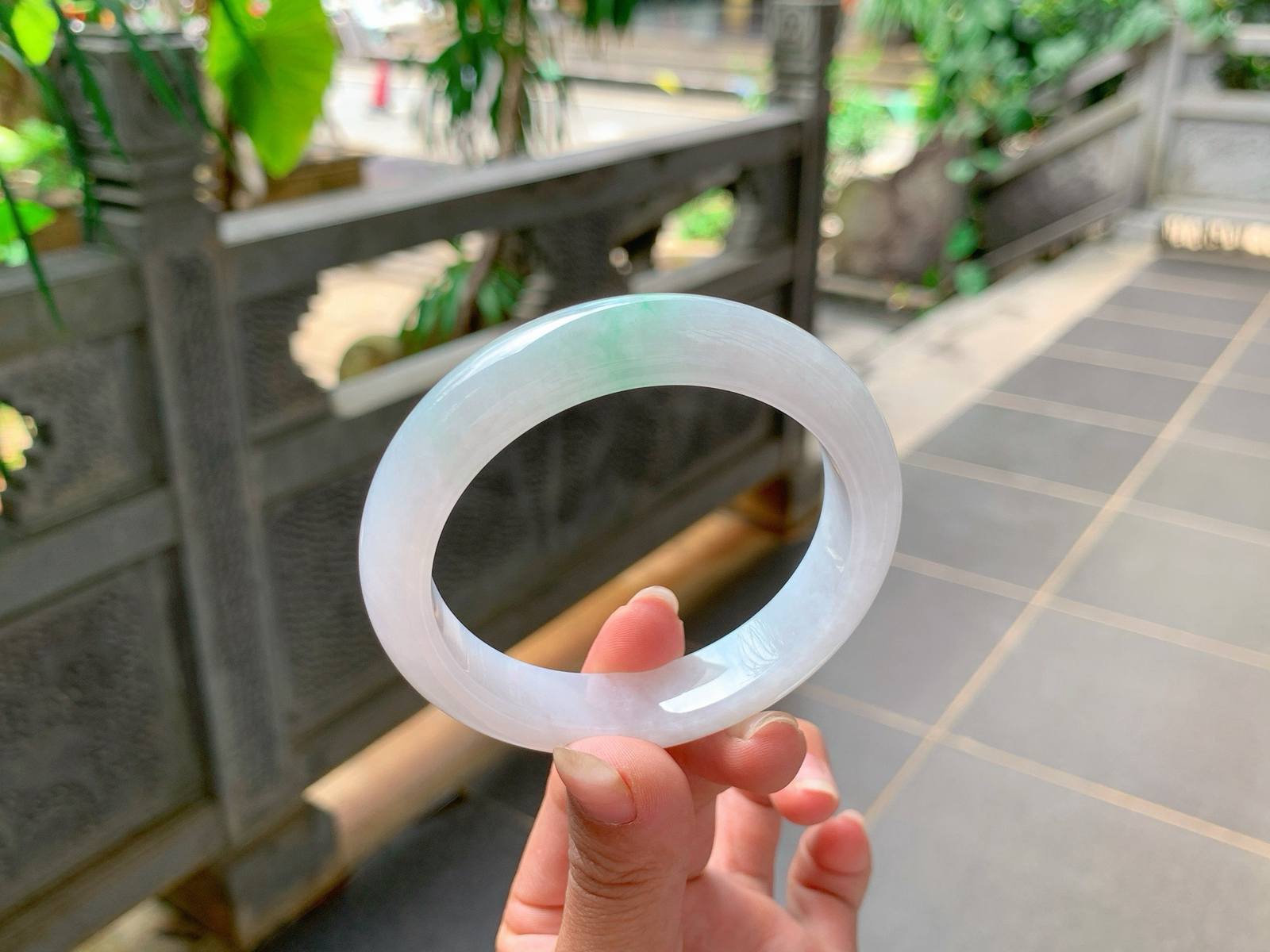 ｜56圈口
白冰，飘金丝绿，一抹绿如丝竹，笔直挺立，独出风采