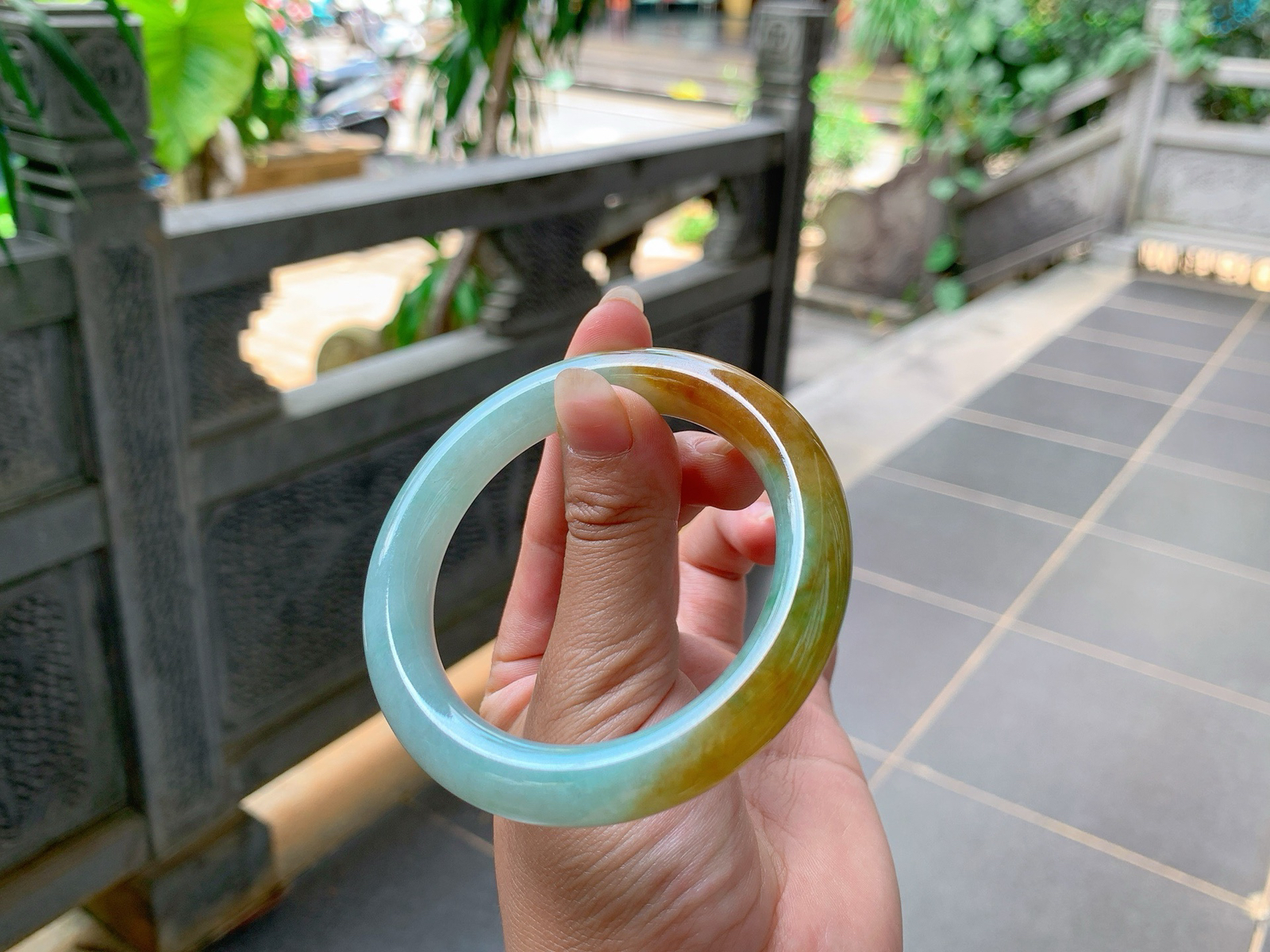 ️｜53圈口
冰黄翡福镯，条粗:10.4，黄中飘点绿，特别的有特色，福气满满的