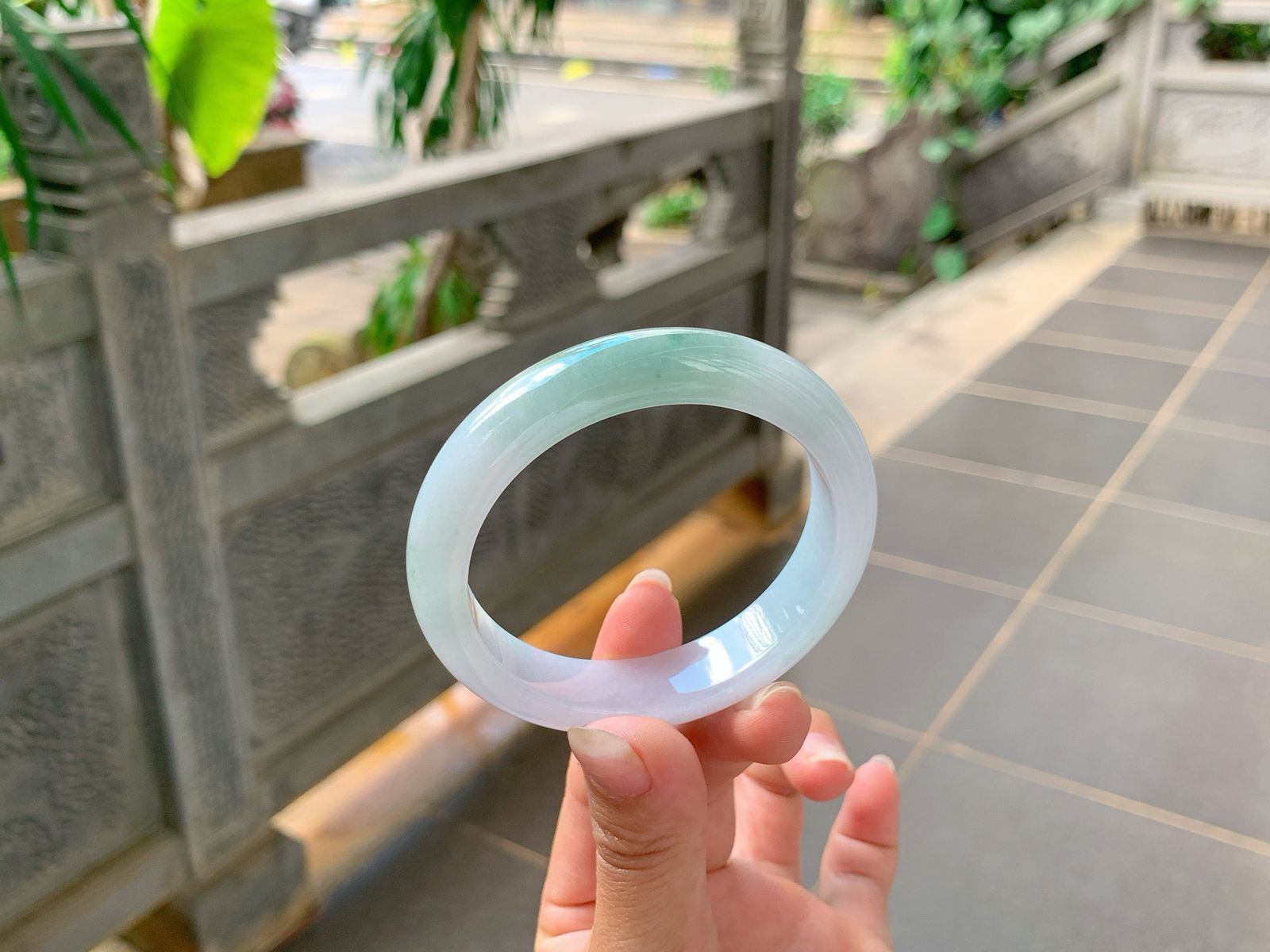 ⭐️｜54圈口
半山半水翡翠手镯，底妆细腻冰润，精润小巧，颜色清雅，带底色，