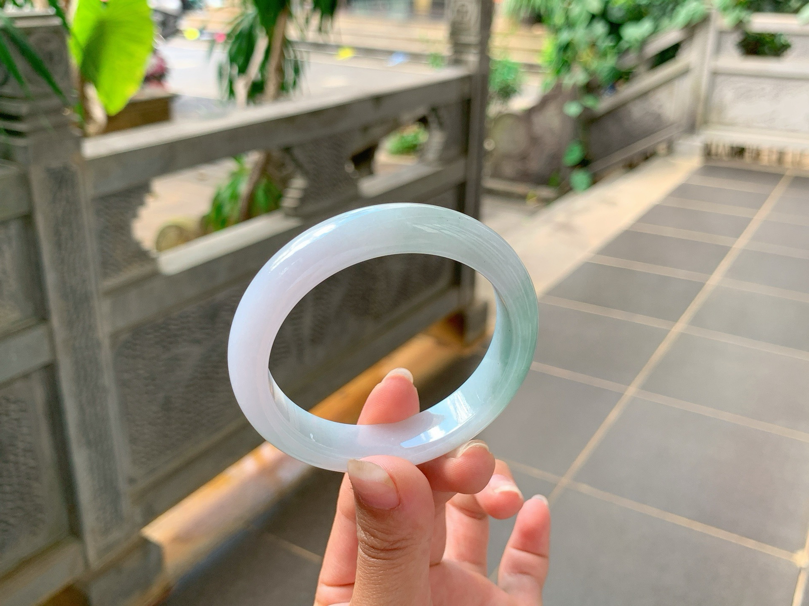 ⭐️｜54圈口
半山半水翡翠手镯，底妆细腻冰润，精润小巧，颜色清雅，带底色，