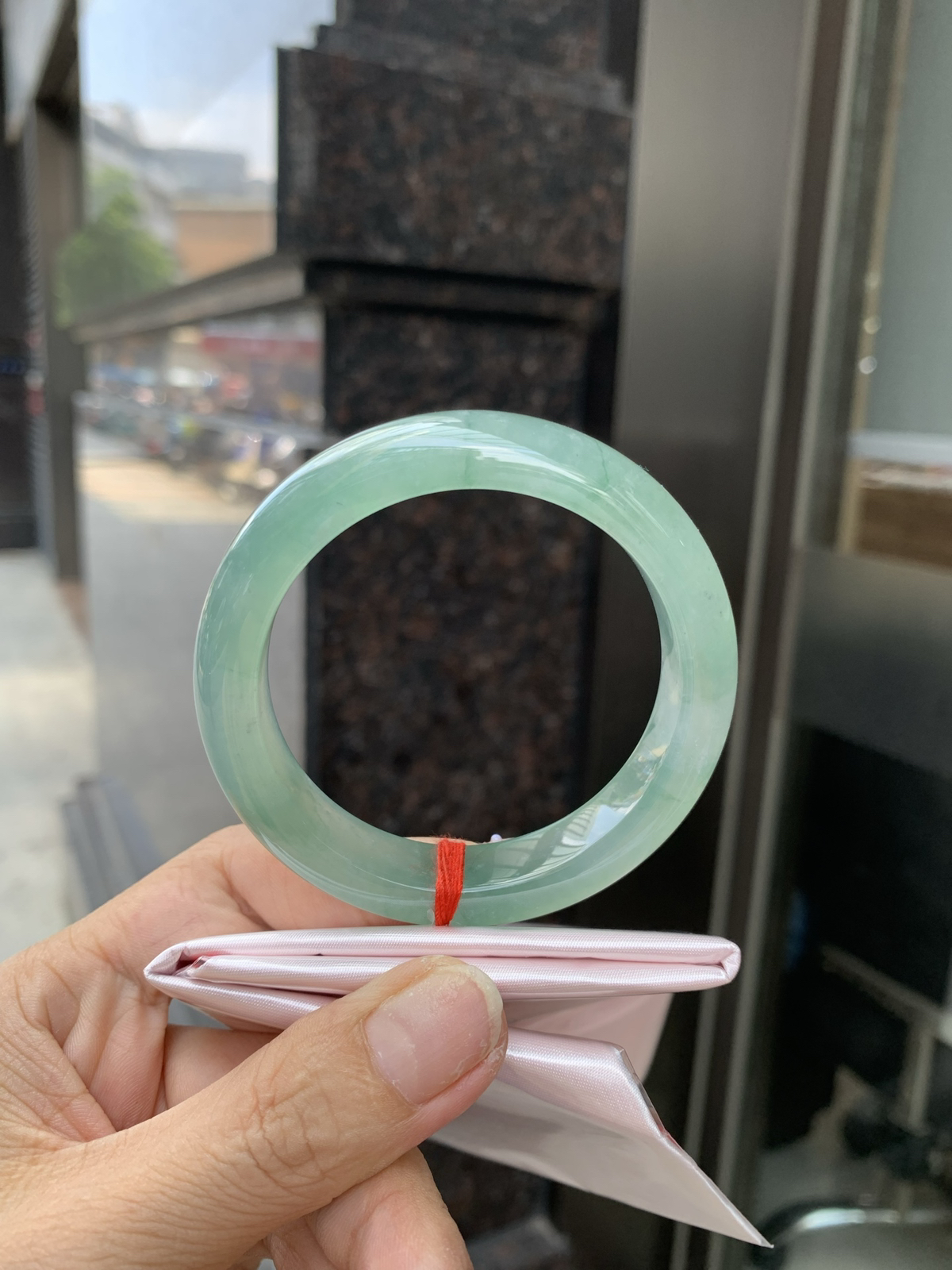 晴底飘花正圈
53.1-8.3-11.7底妆冰润，晴底飘花，独特且直观的美，它的冰透细腻质地，成就了两种风格融合下最原始神秘气质～