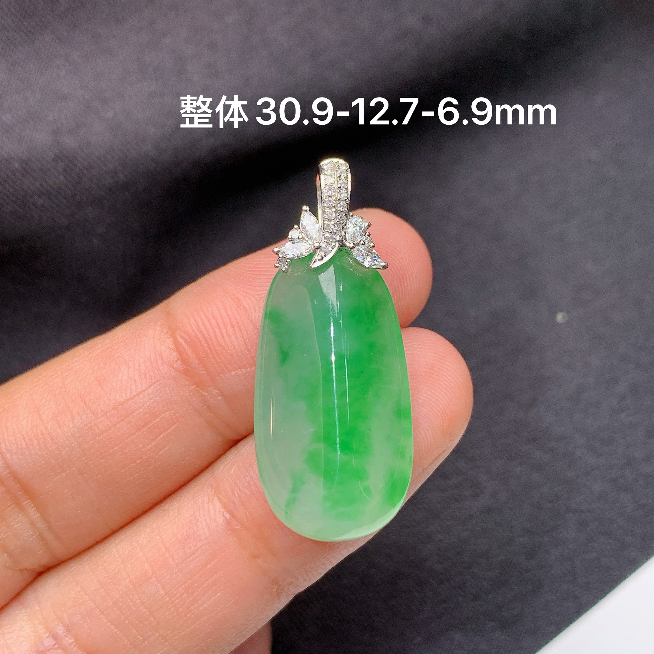 冰飘绿福瓜吊坠，18k金镶嵌，冰润色阳，玉质细腻，种水足 Jj 整体尺寸30.9*12.7*6.9