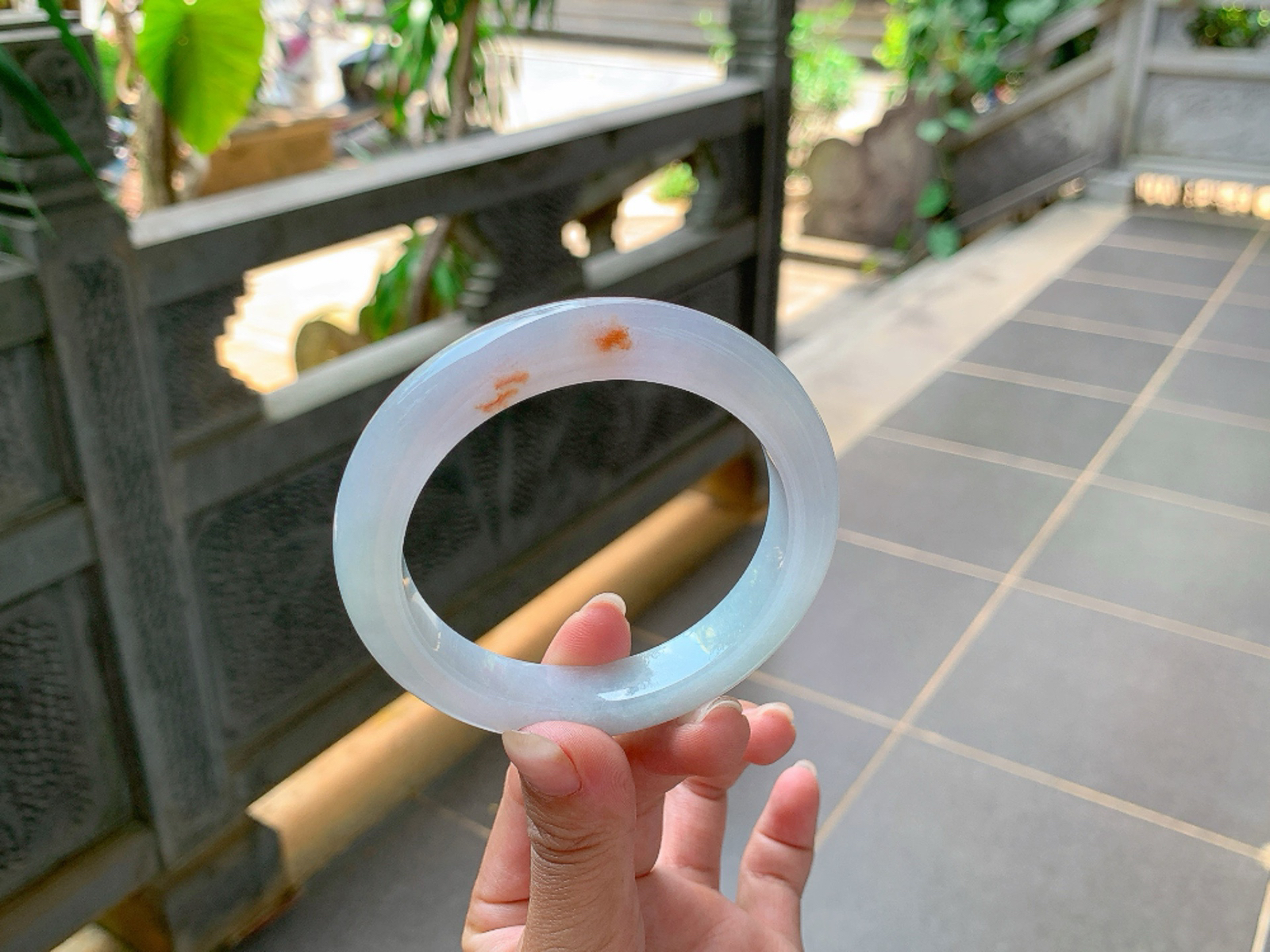 ｜60圈口
冰飘黄翡，两抹枫叶红格外的吸睛，淡淡的底色，美的像一幅画，