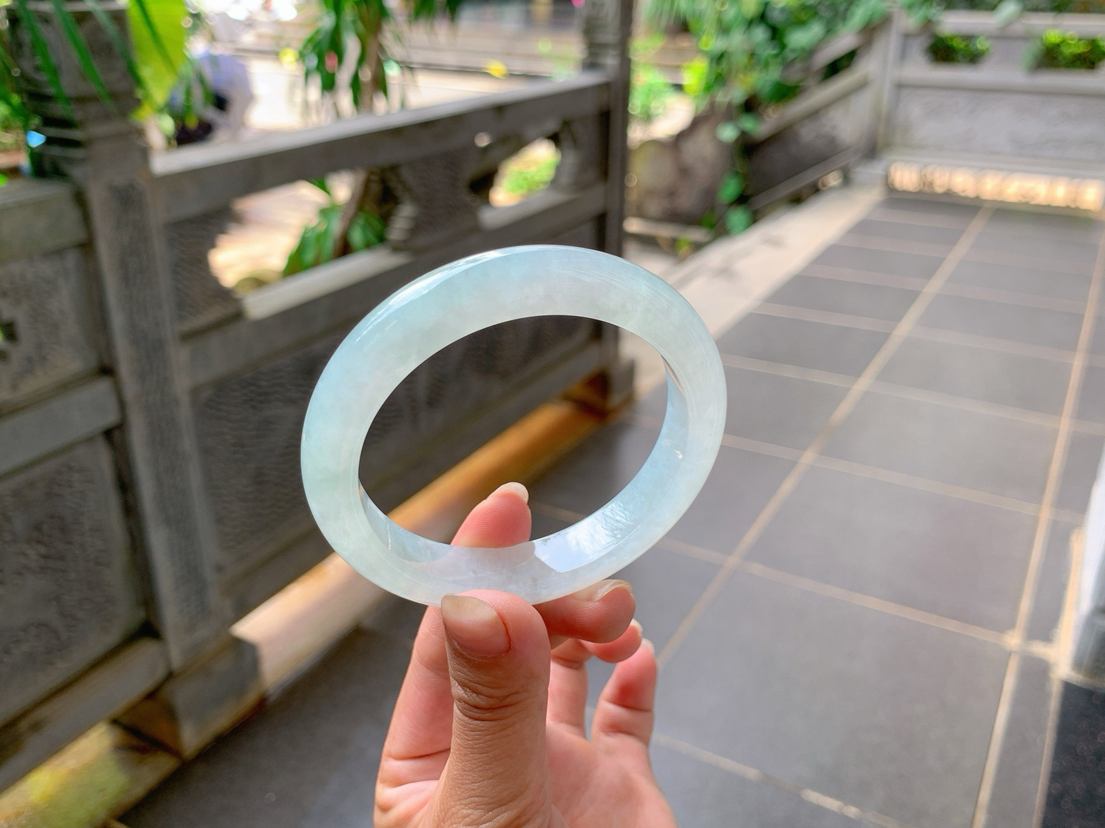 ｜57圈口
冰晴底，淡淡的底色，清新冰润，水头特别的足，拍不出它的美，