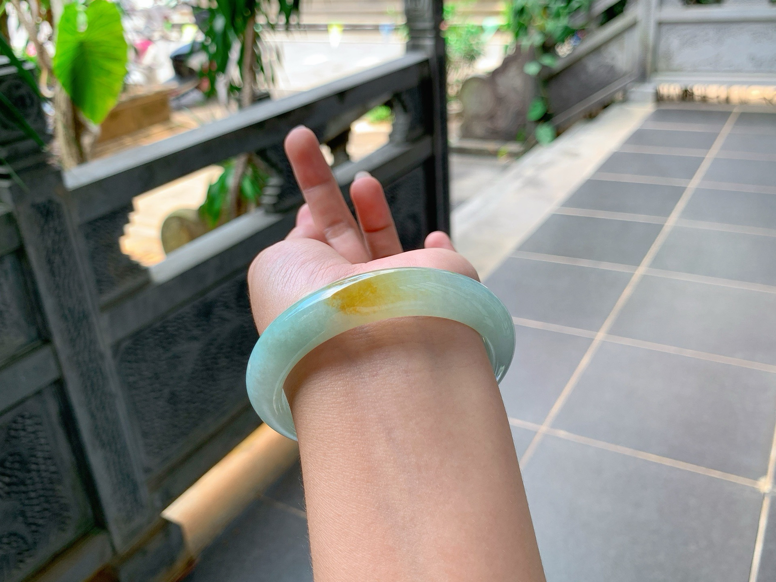 ｜58圈口
冰晴底飘黄翡，色系比较偏古典风格，一抹鸡油黄金灿灿的，