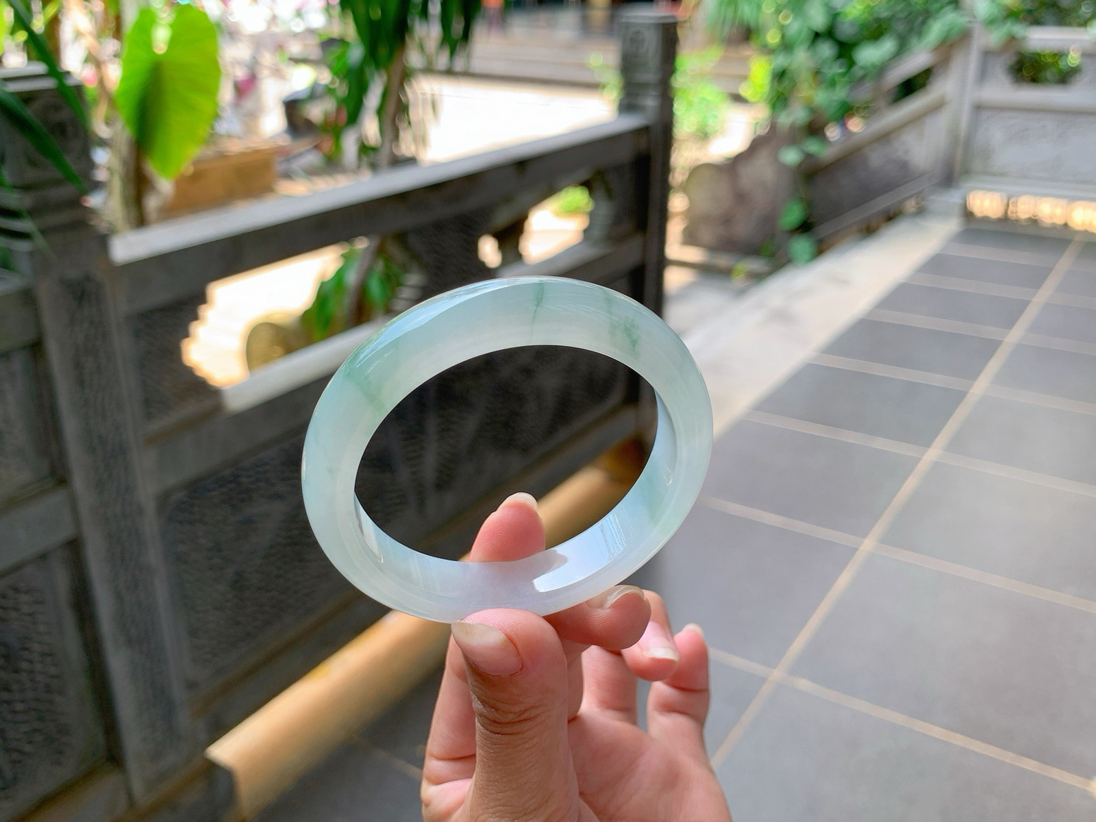 ｜56圈口
冰飘花翡翠手镯，飘绿丝丝花，轻盈飘逸胶润透体，清清甜甜的，