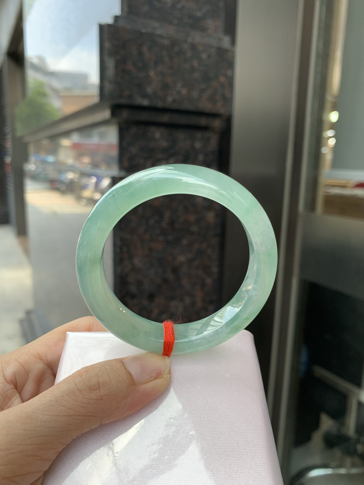 晴底飘花正圈
53.1-8.3-11.7底妆冰润，晴底飘花，独特且直观的美，它的冰透细腻质地，成就了两种风格融合下最原始神秘气质～