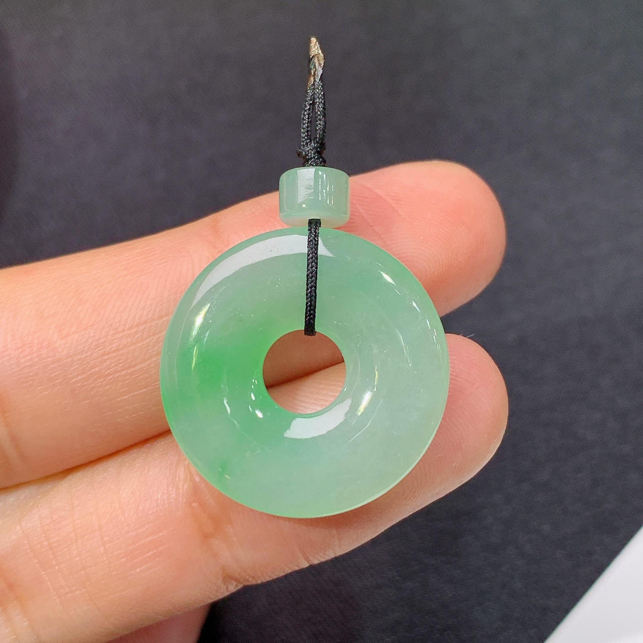 冰飘绿甜甜圈，镶嵌佳品，冰润细腻，种水足，001整体尺寸20.8*3.3