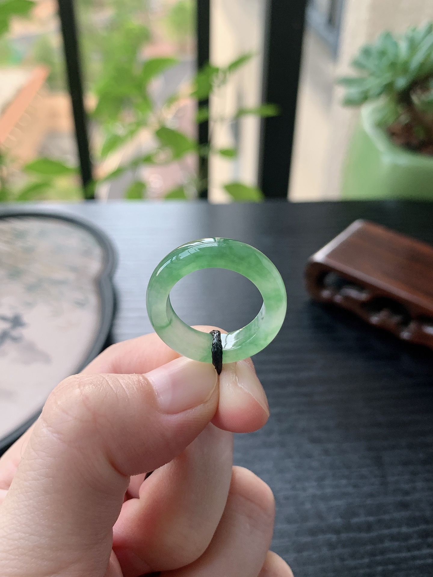 老坑冰种胶感飘绿素面戒指 裸石尺寸:17-6-3.9mm