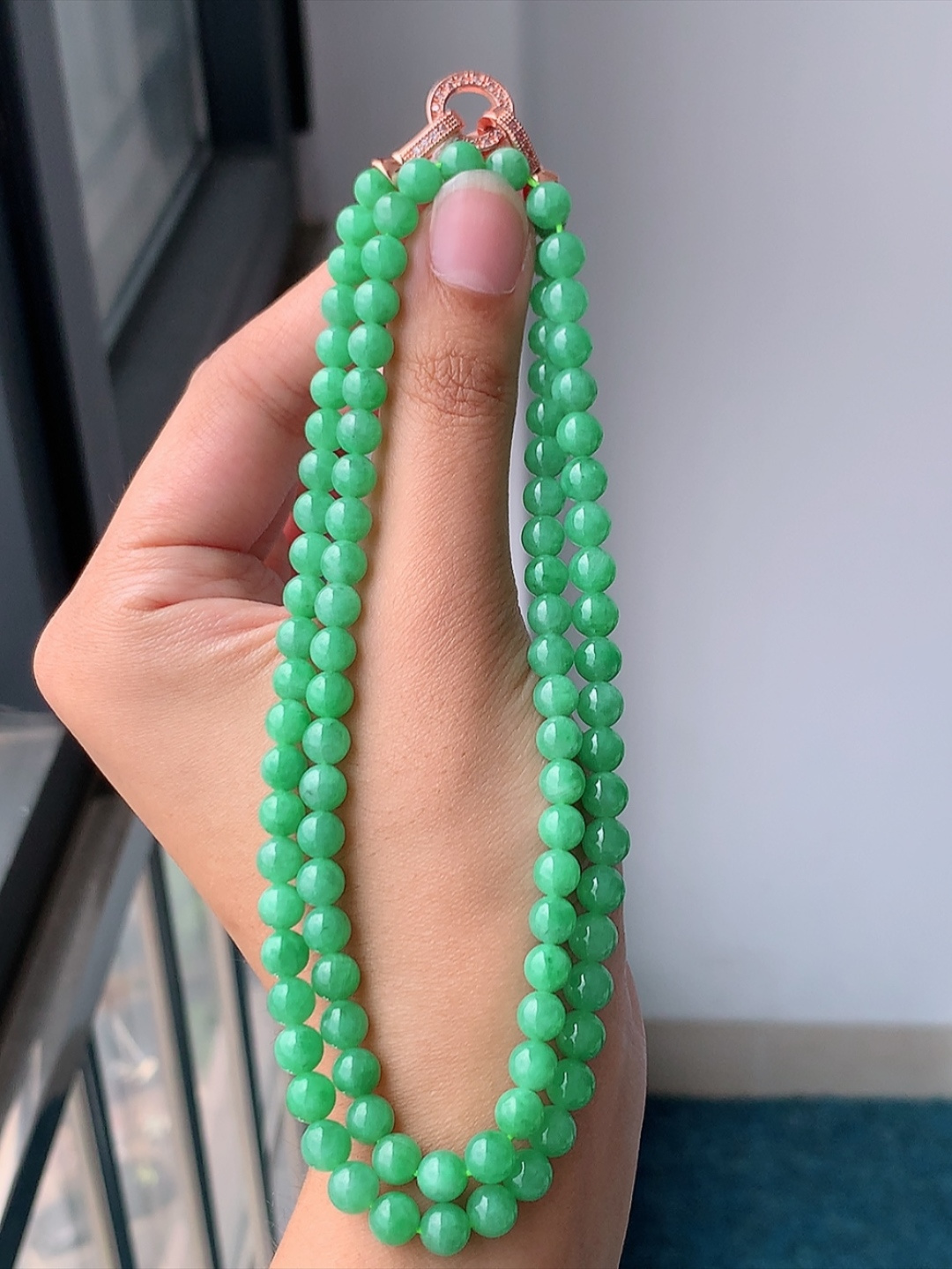 冰阳绿珠链 种老色阳，底子细腻，水润十足，佩戴精致优雅 货号27605，5.4