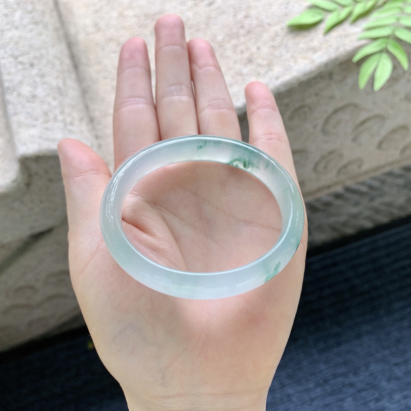 贵妃51 52 圈口54.4/45.2/12.2/7.5 编码GJ060752 冰种飘花，清透，水润，种老，细腻，打灯有纹絮