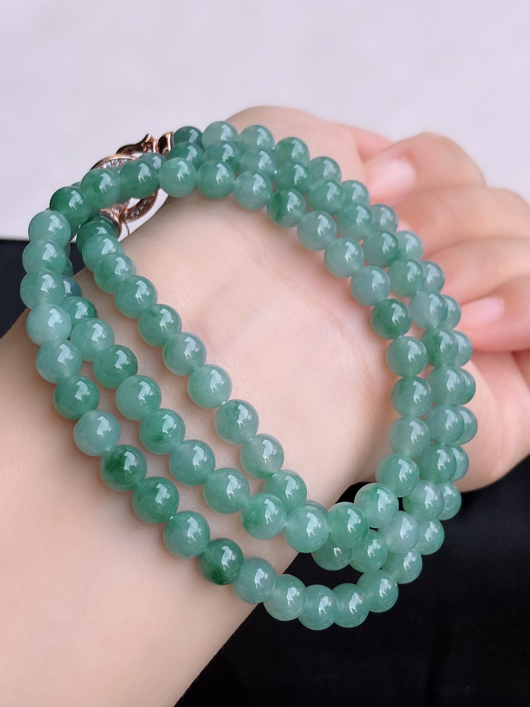 底色珠链，晶莹剔透，尺寸7/3圈半，自然光实拍