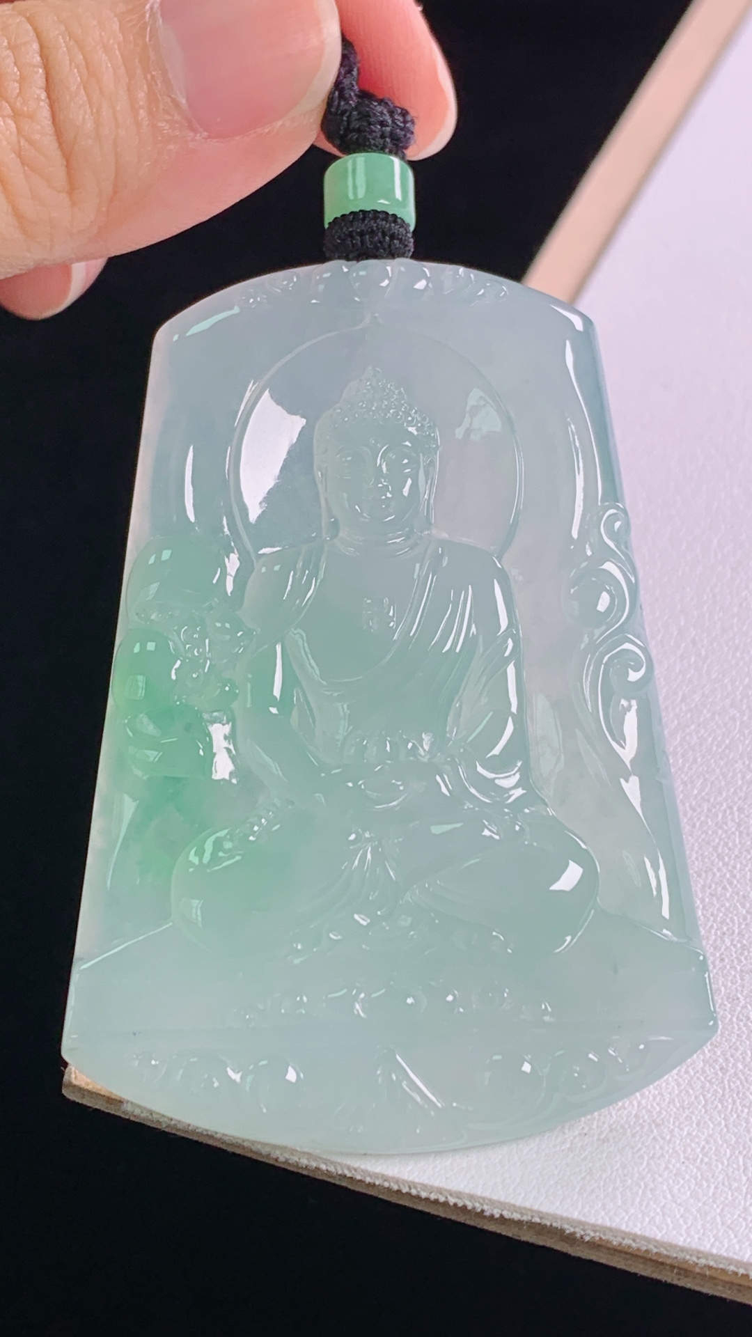 冰飘绿大日如来 翠色鲜艳，冰透起光，无裂 尺寸:60.4-43.2-5.7mm