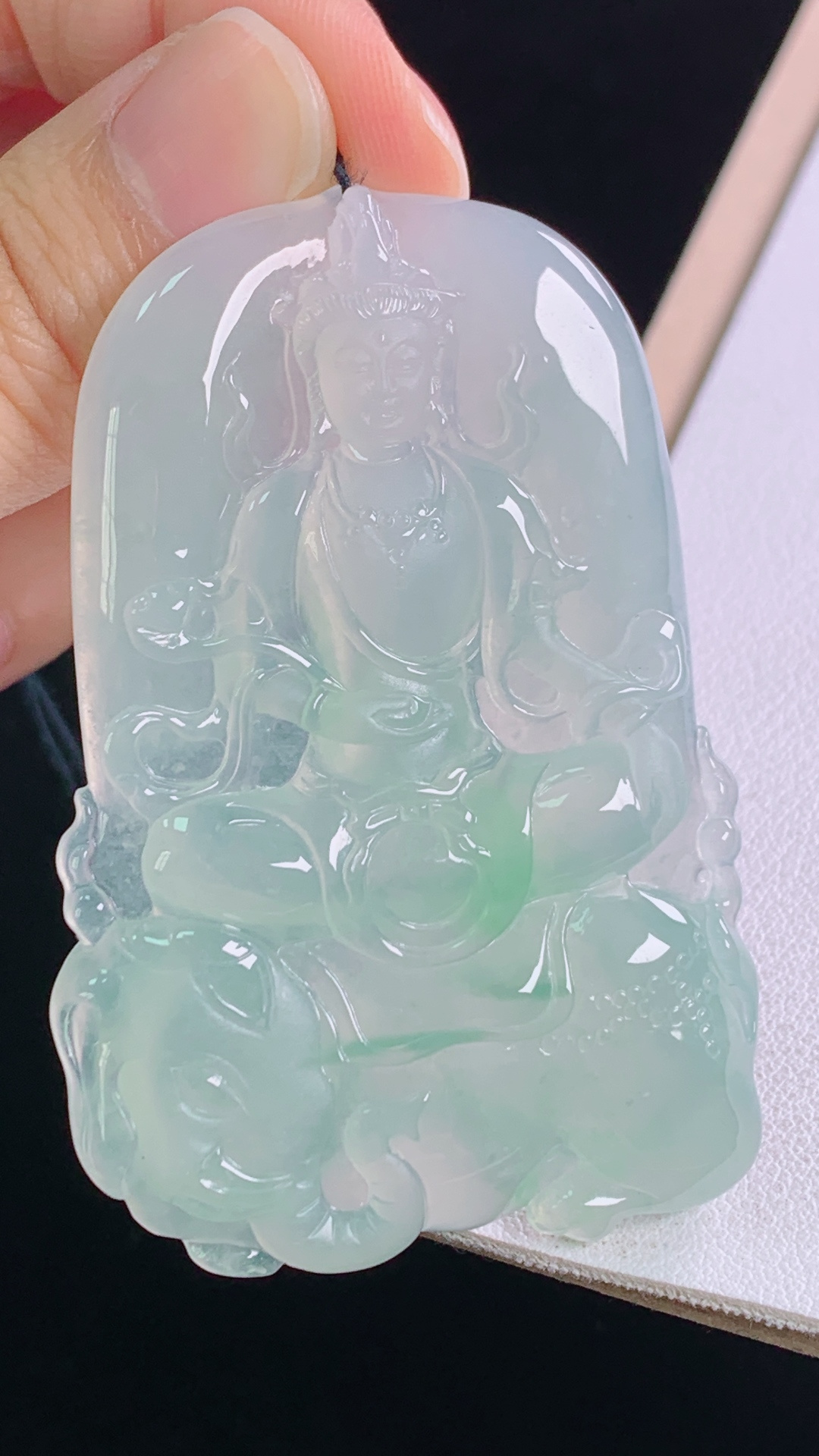 冰飘绿普贤菩萨花色灵动，雕工精湛，无裂，尺寸:62.7-41.3-5.9mm
